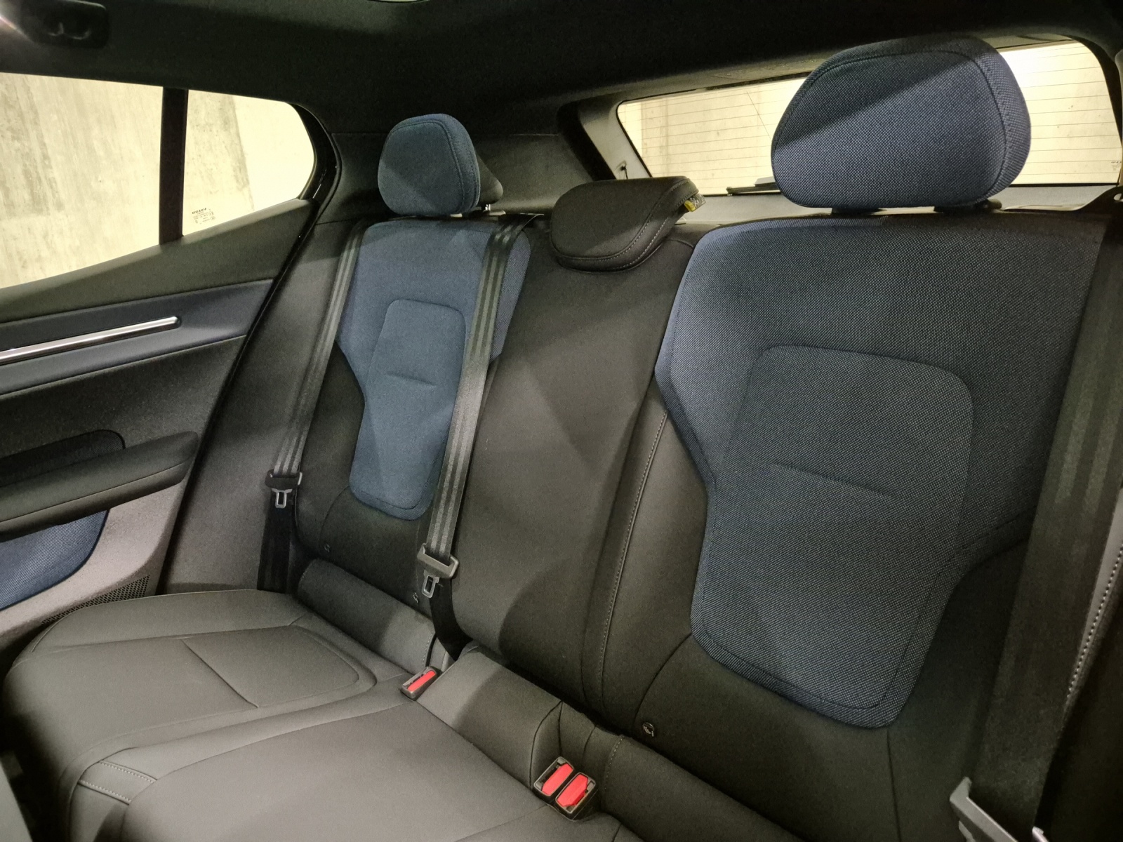 VOLVO EX30 E60 Twin Ultra Performance Sw. Black Ed. AWD-image-15