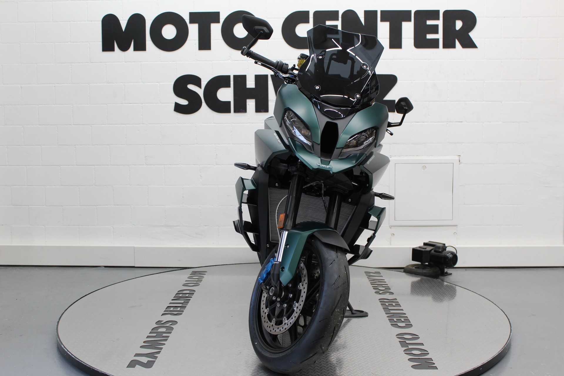 BMW M 1000 XR-image-2