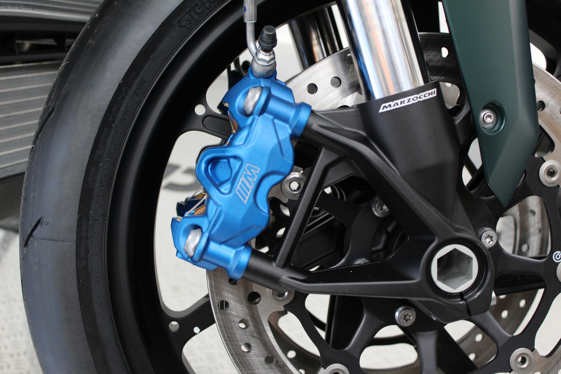 BMW M 1000 XR-image-6