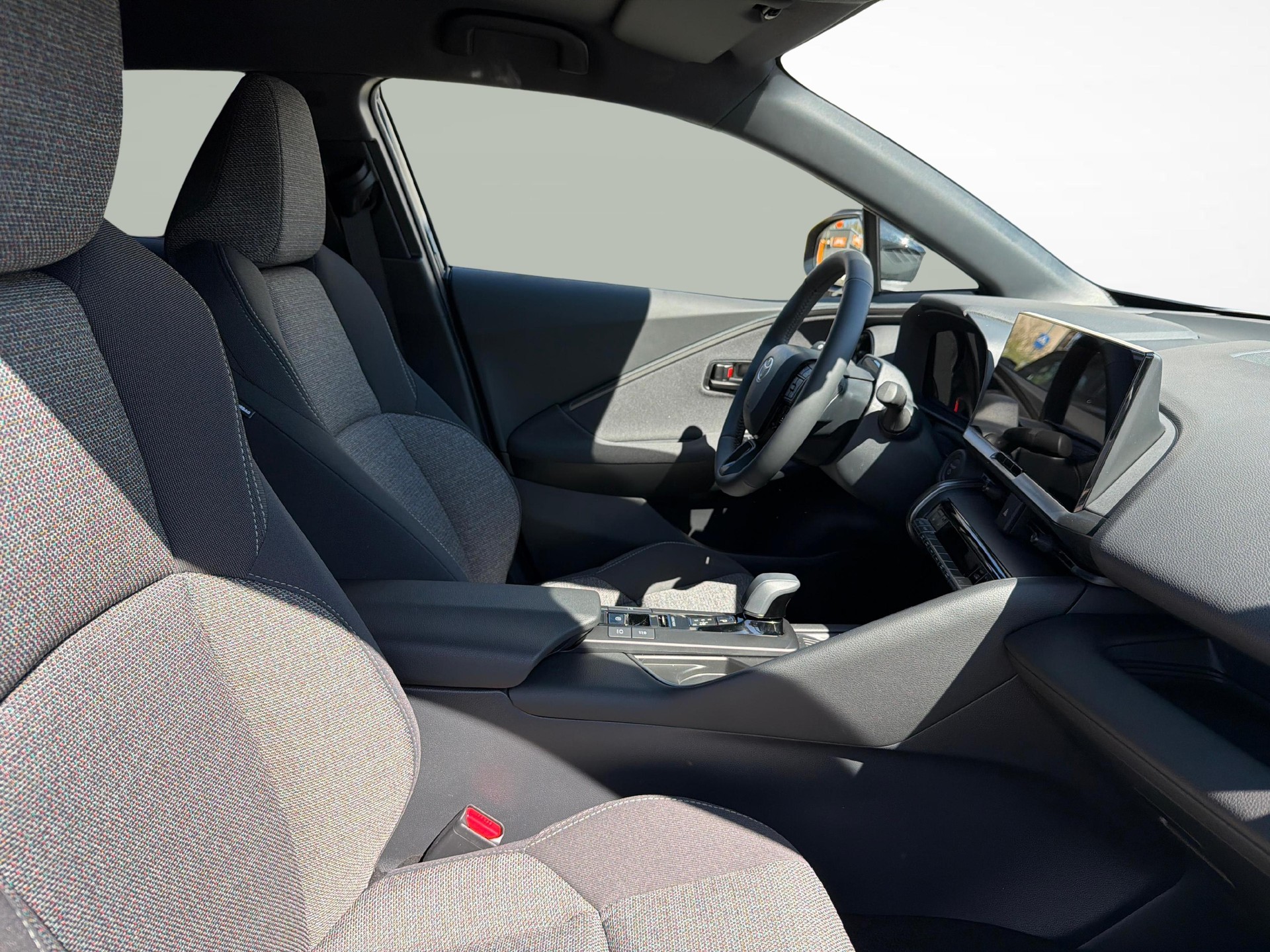 TOYOTA C-HR 2.0 HEV Swiss Edition 4x4-image-13