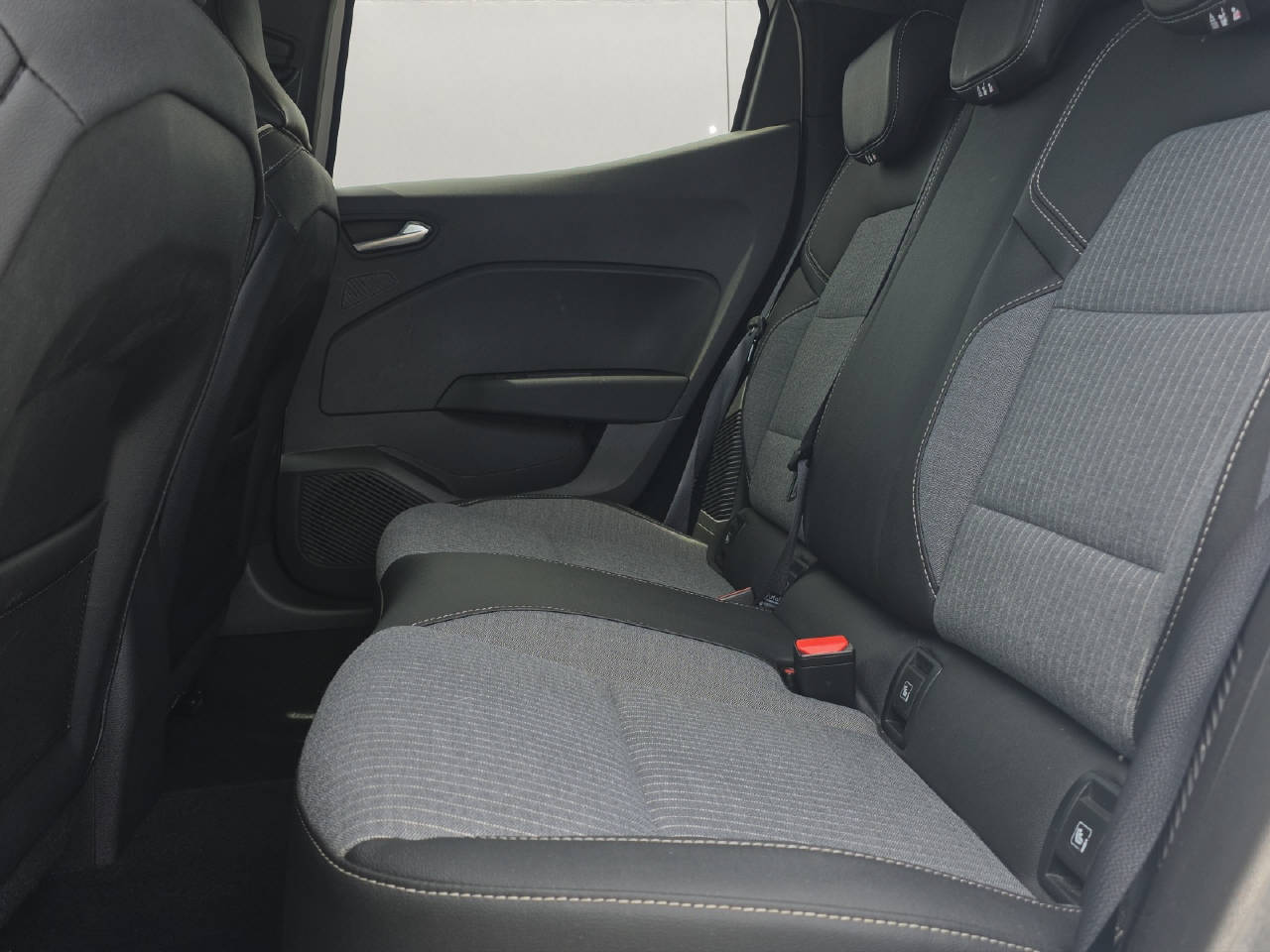 RENAULT Clio 1.6 E-Tech techno-image-9