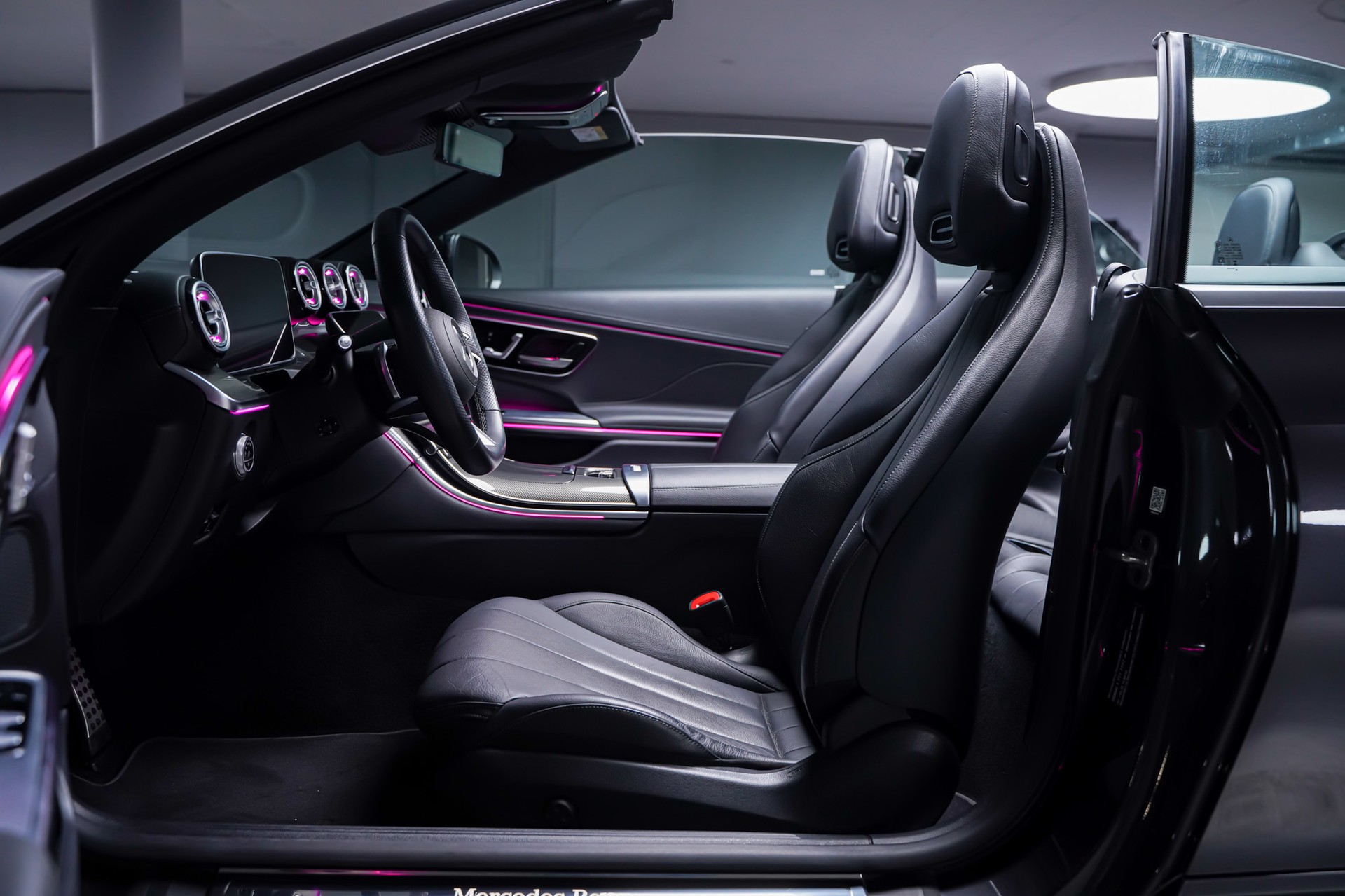 MERCEDES-BENZ CLE 300 Cabrio AMG Line 4Matic 9G-Tronic-image-12