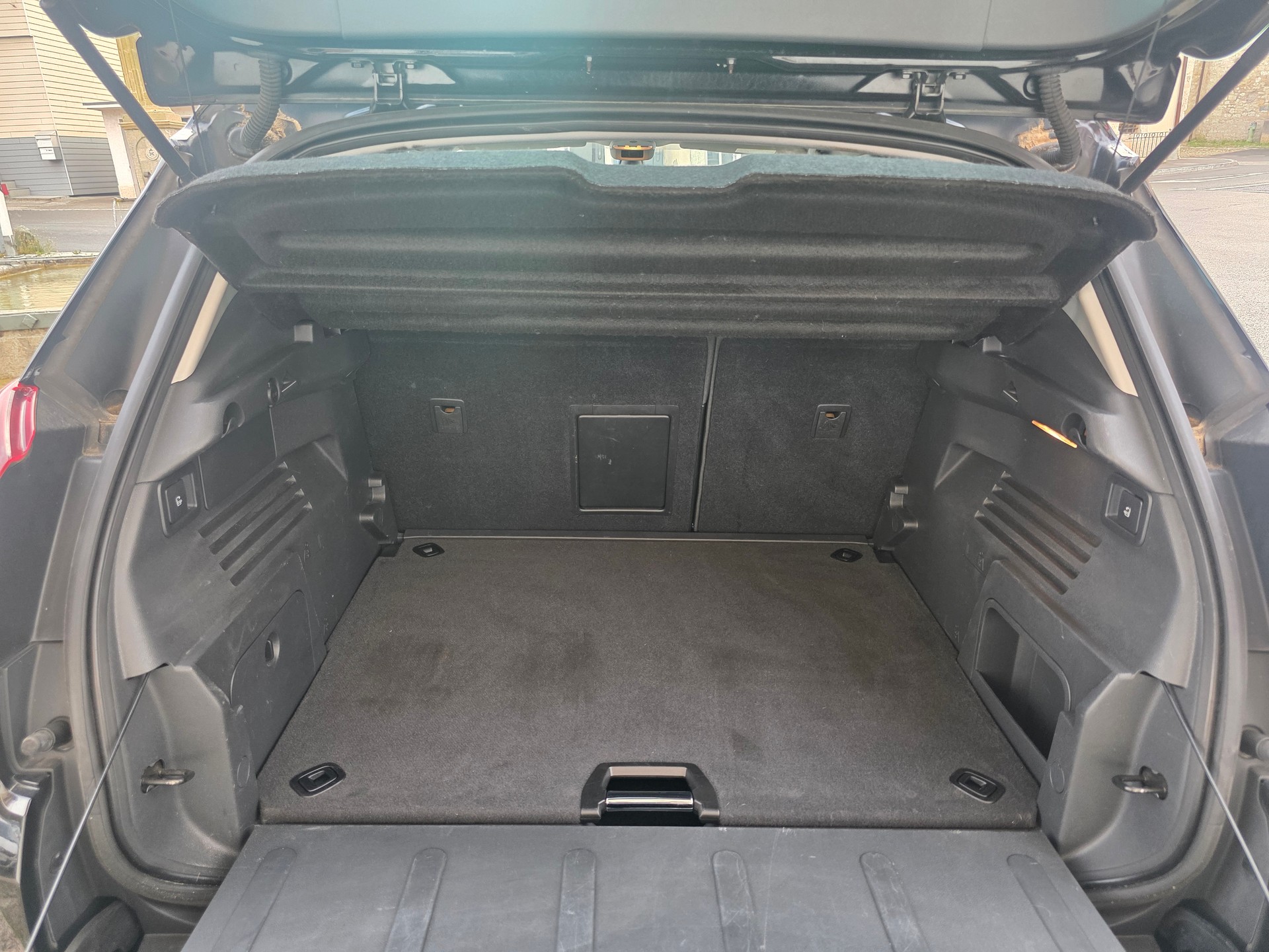 PEUGEOT 3008 2.0 Blue HDI Allure-image-11