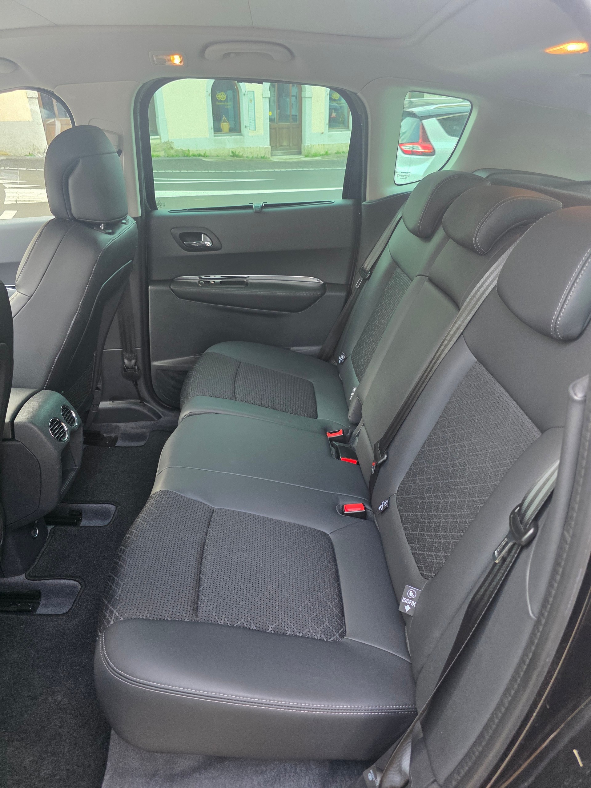PEUGEOT 3008 2.0 Blue HDI Allure-image-10