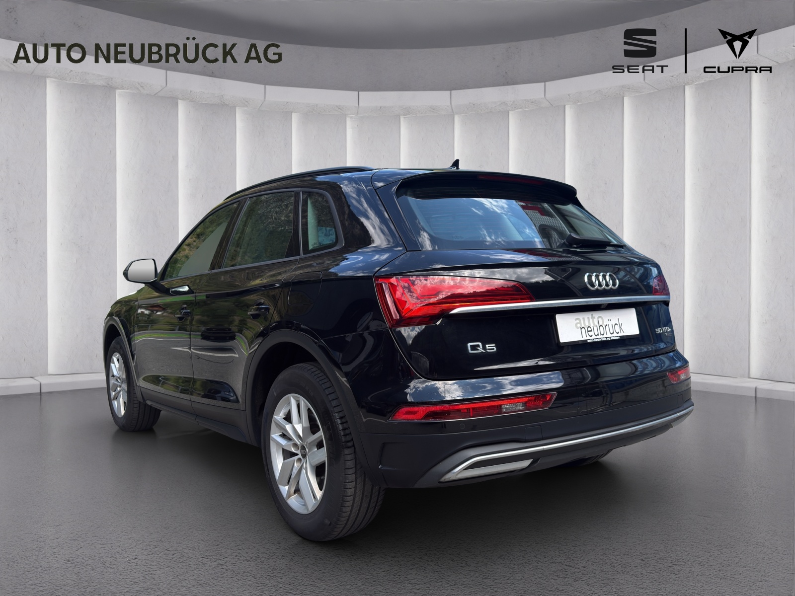 AUDI Q5 50 TFSI e PHEV quattro S-tronic-showroom-element-1