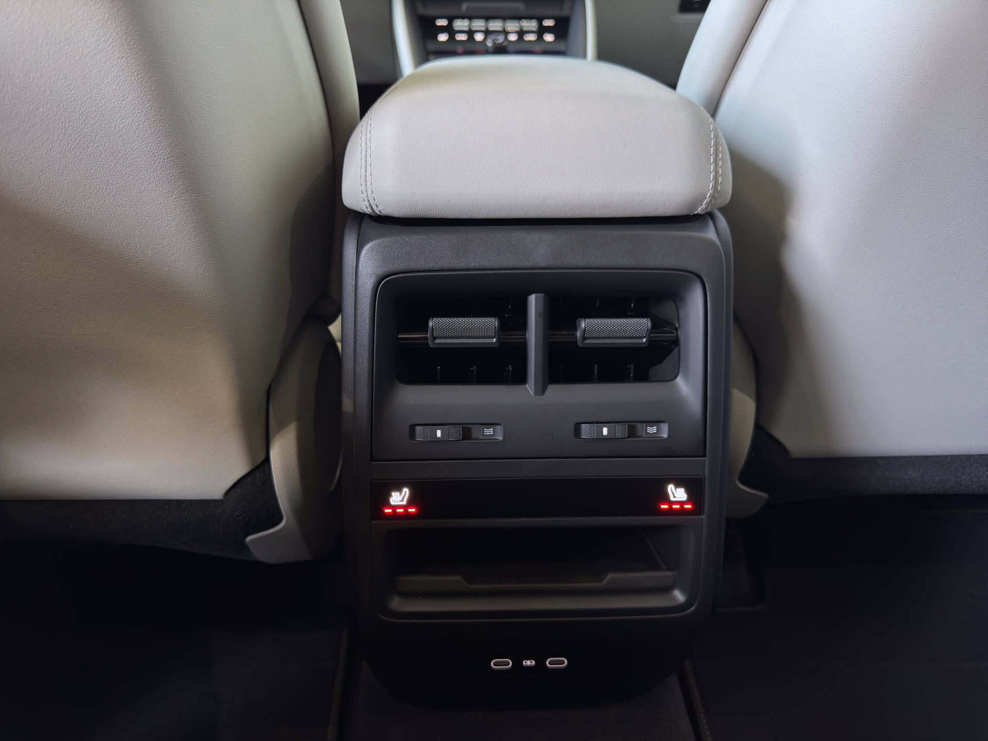 PORSCHE Macan Turbo-image-12
