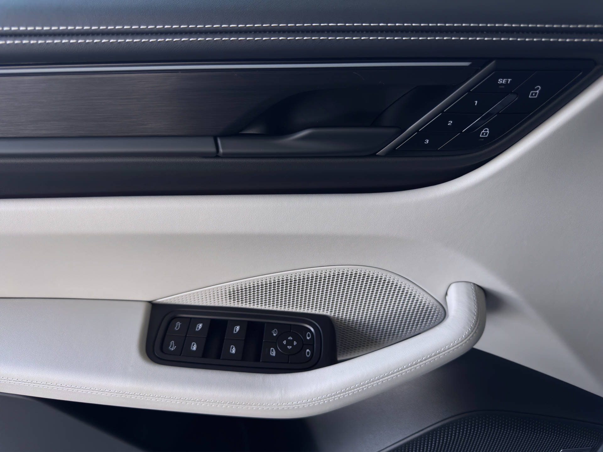 PORSCHE Macan Turbo-image-10