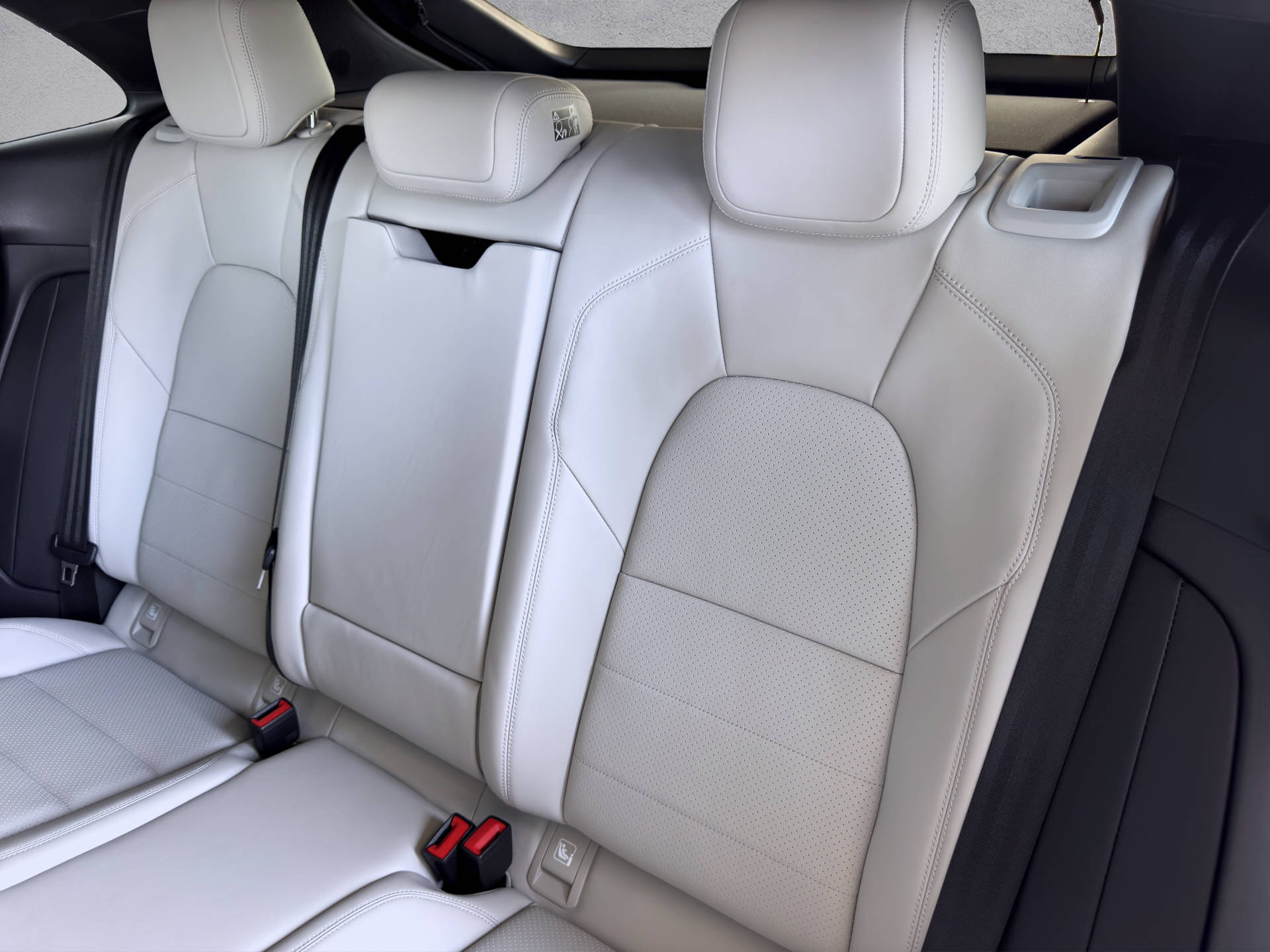 PORSCHE Macan Turbo-image-13