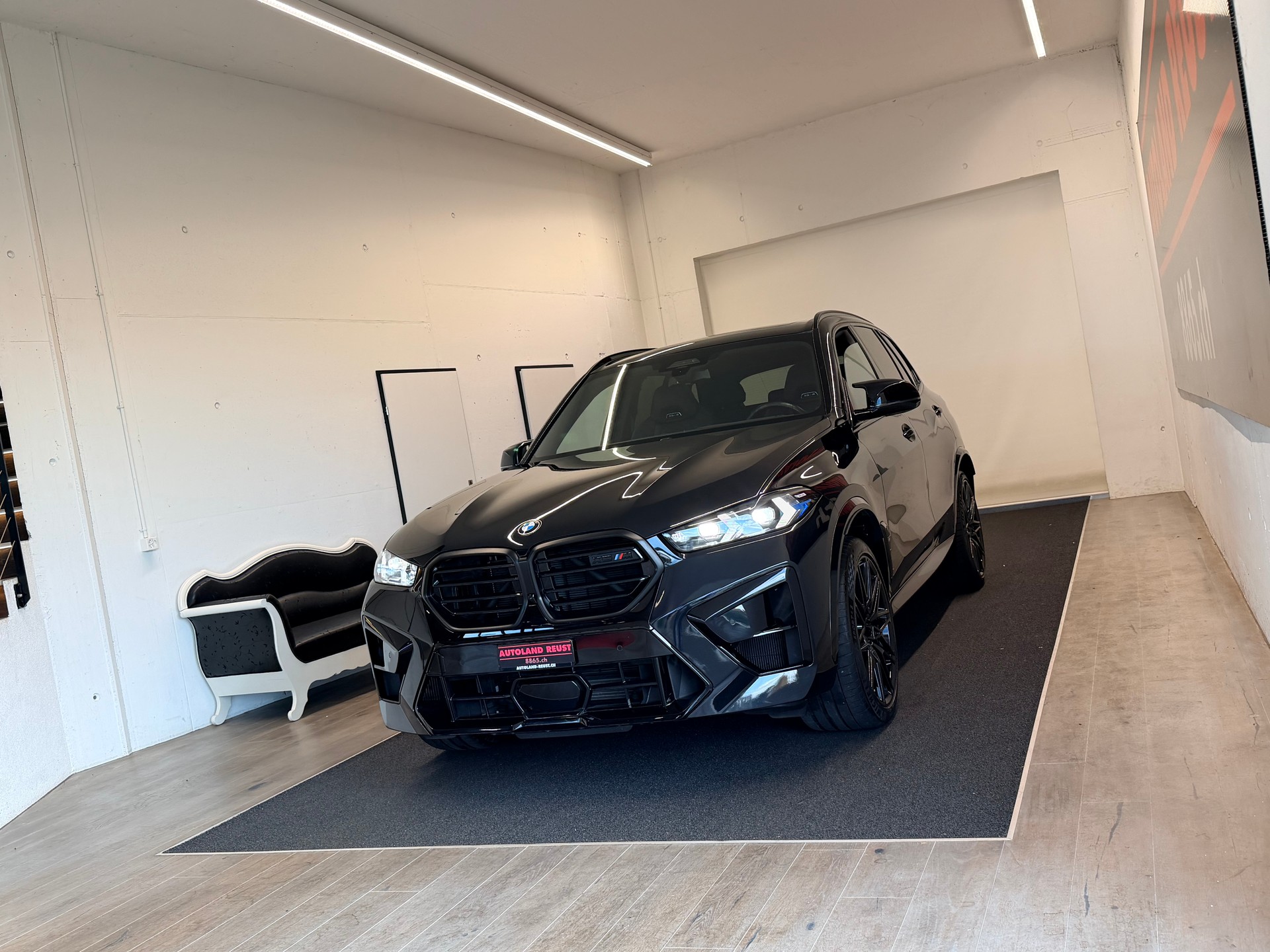 BMW X5M Competition-showroom-element-2