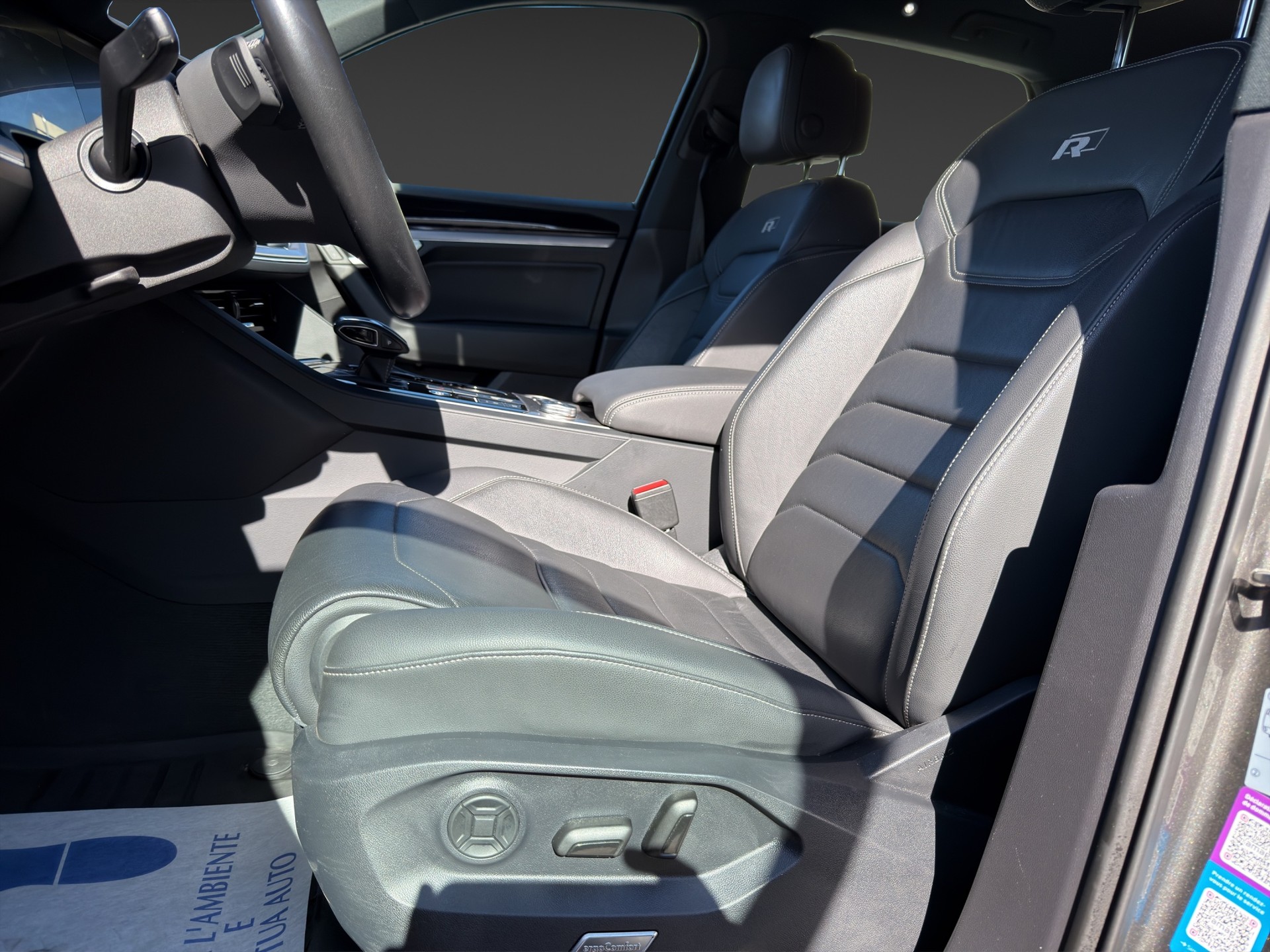 VW Touareg 3.0 TDI R Line Tiptronic-image-10