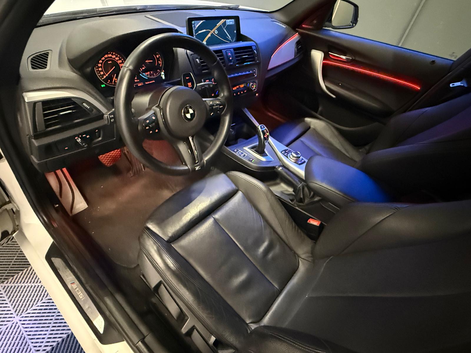 BMW M135i xDrive Steptronic-showroom-element-1