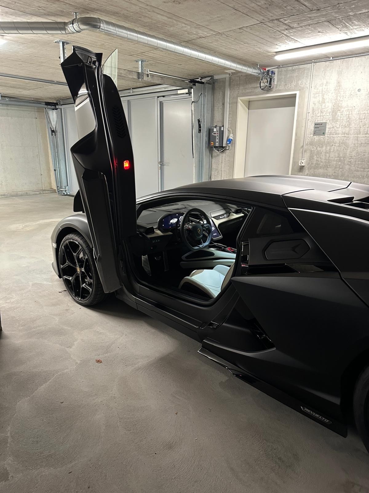 LAMBORGHINI REVUELTO