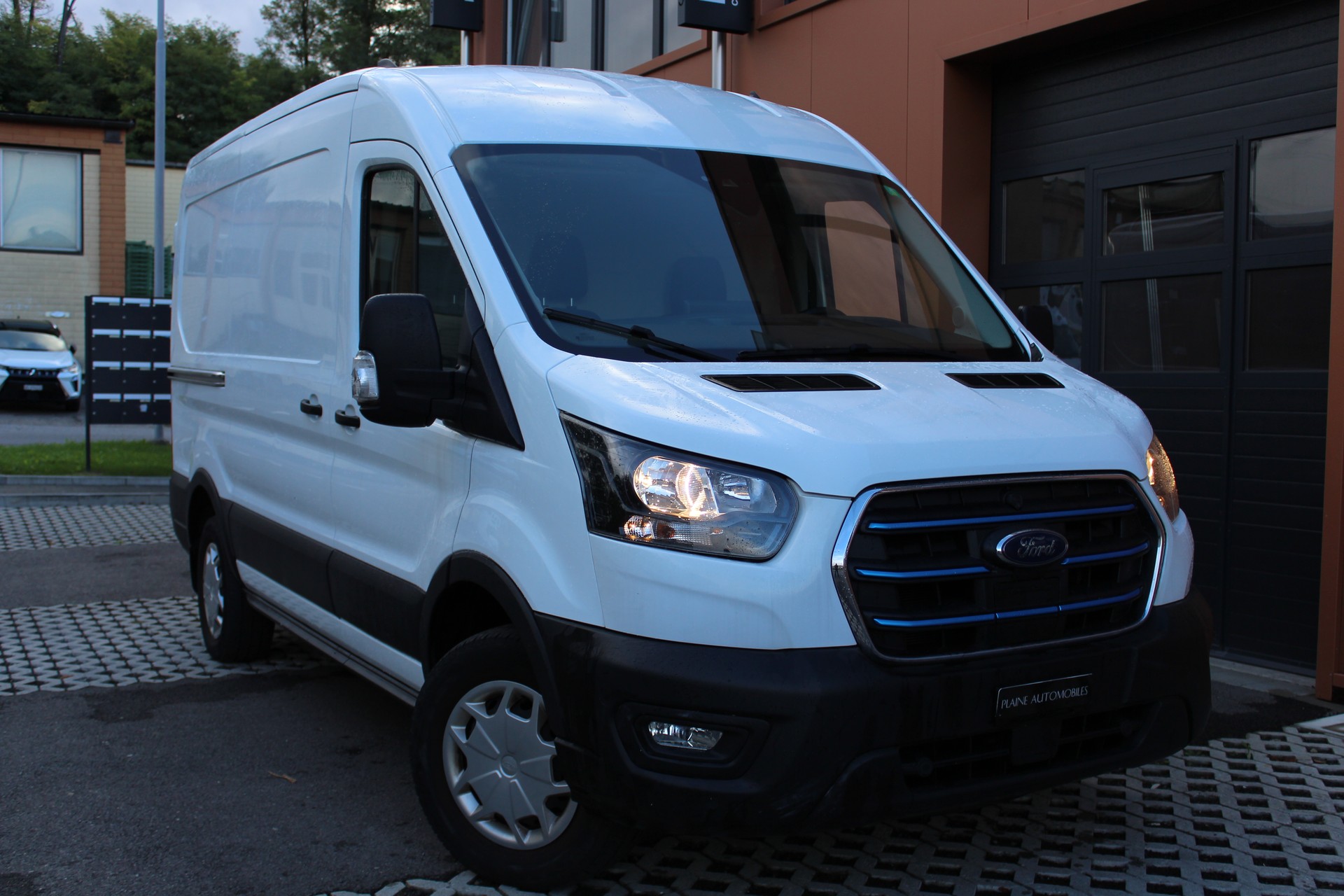 FORD Ford E-Transit Van 350 L2 Trend RWD 68kWh - "Garantie 7 ans / 150'000 km * Pack Led * Rabais Taxe Automobiles"-showroom-element-2