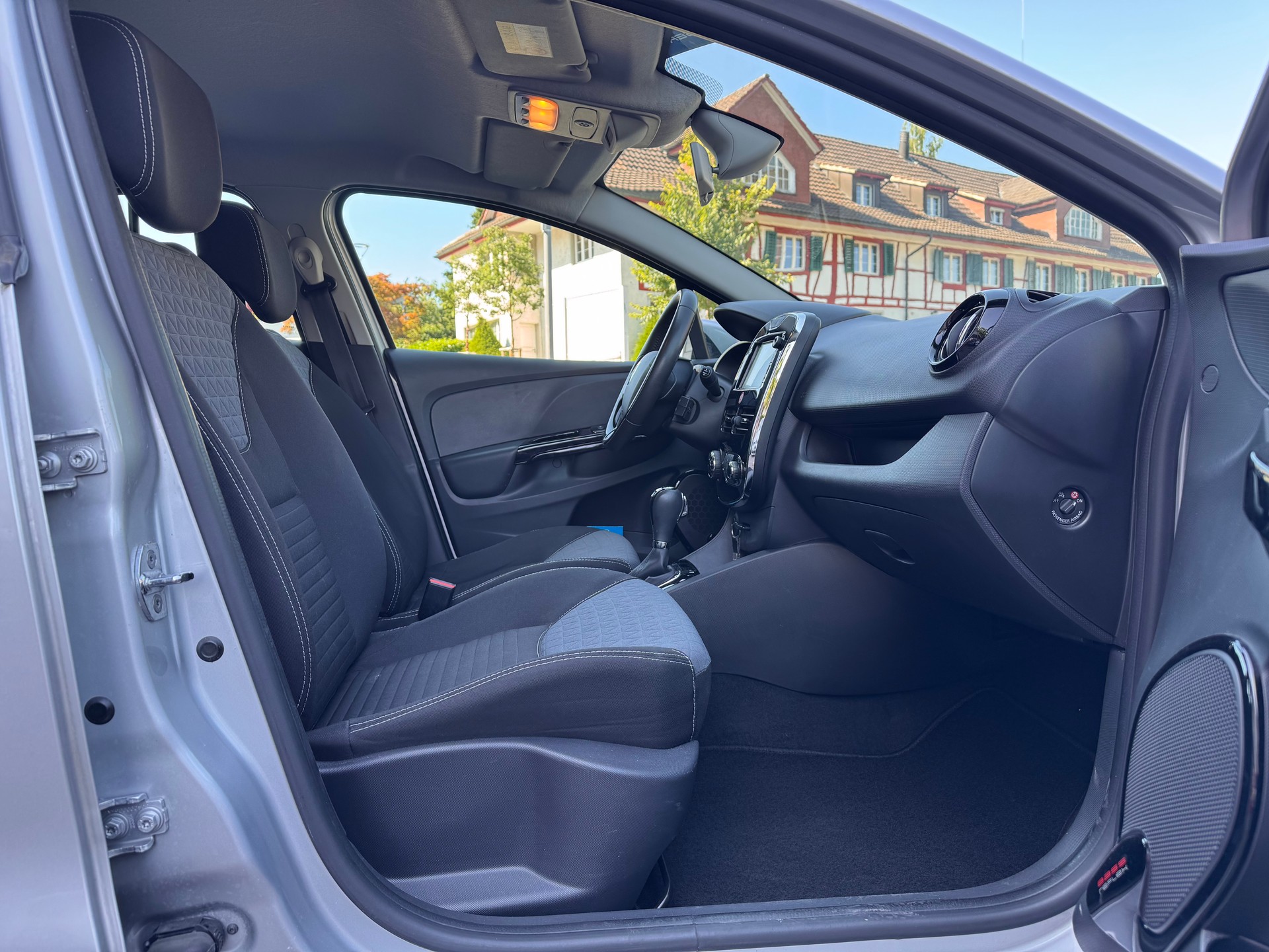 RENAULT Clio 1.2 16V T Swiss Edition EDC-image-12