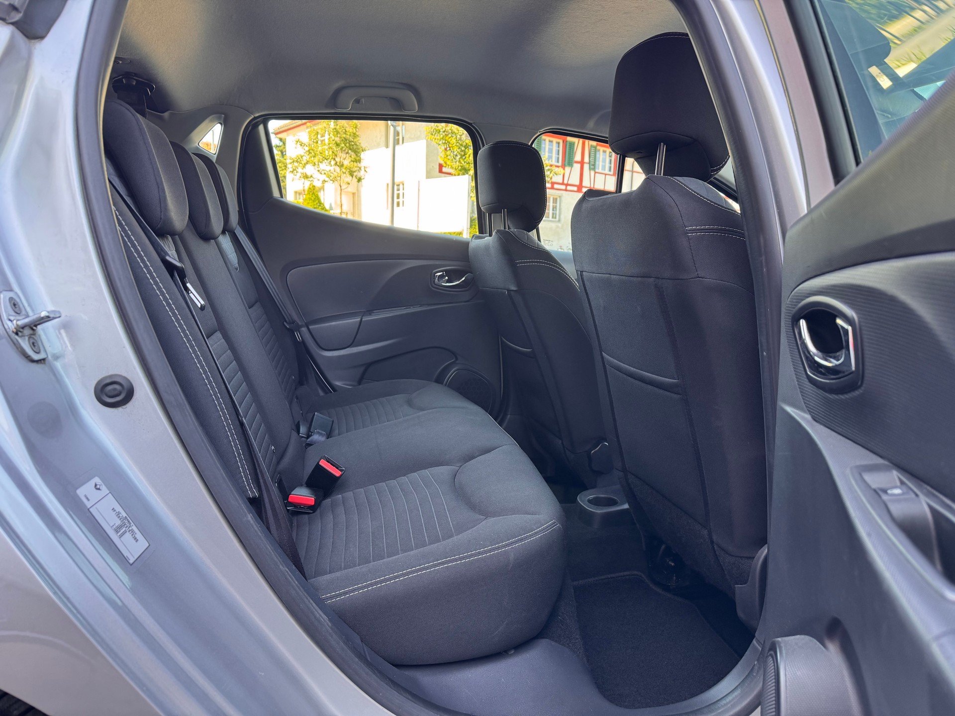 RENAULT Clio 1.2 16V T Swiss Edition EDC-image-11