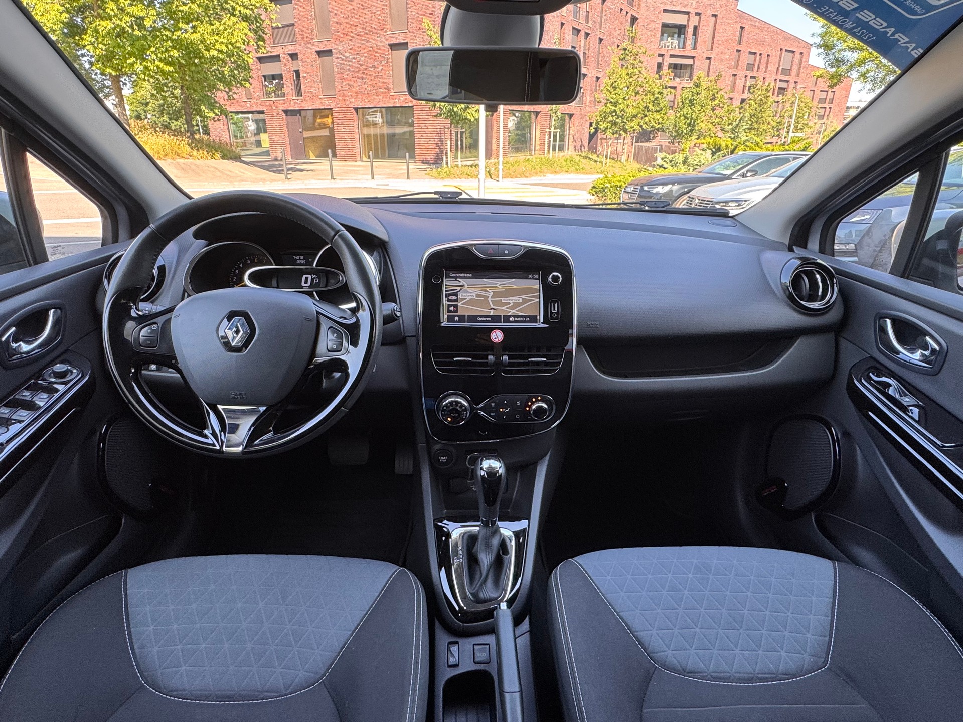 RENAULT Clio 1.2 16V T Swiss Edition EDC-image-13