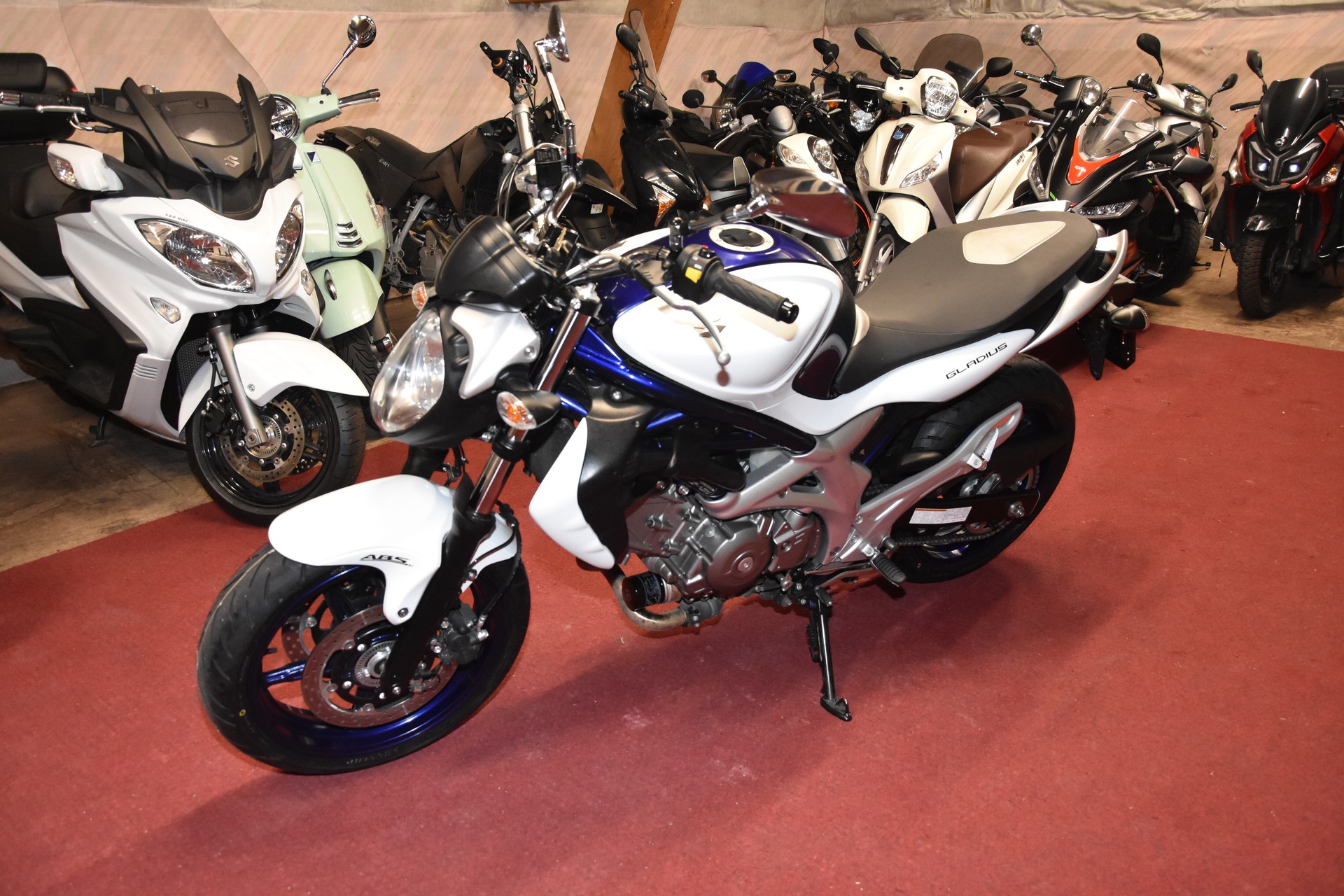 SUZUKI SFV 650 Gladius ABS-image-1