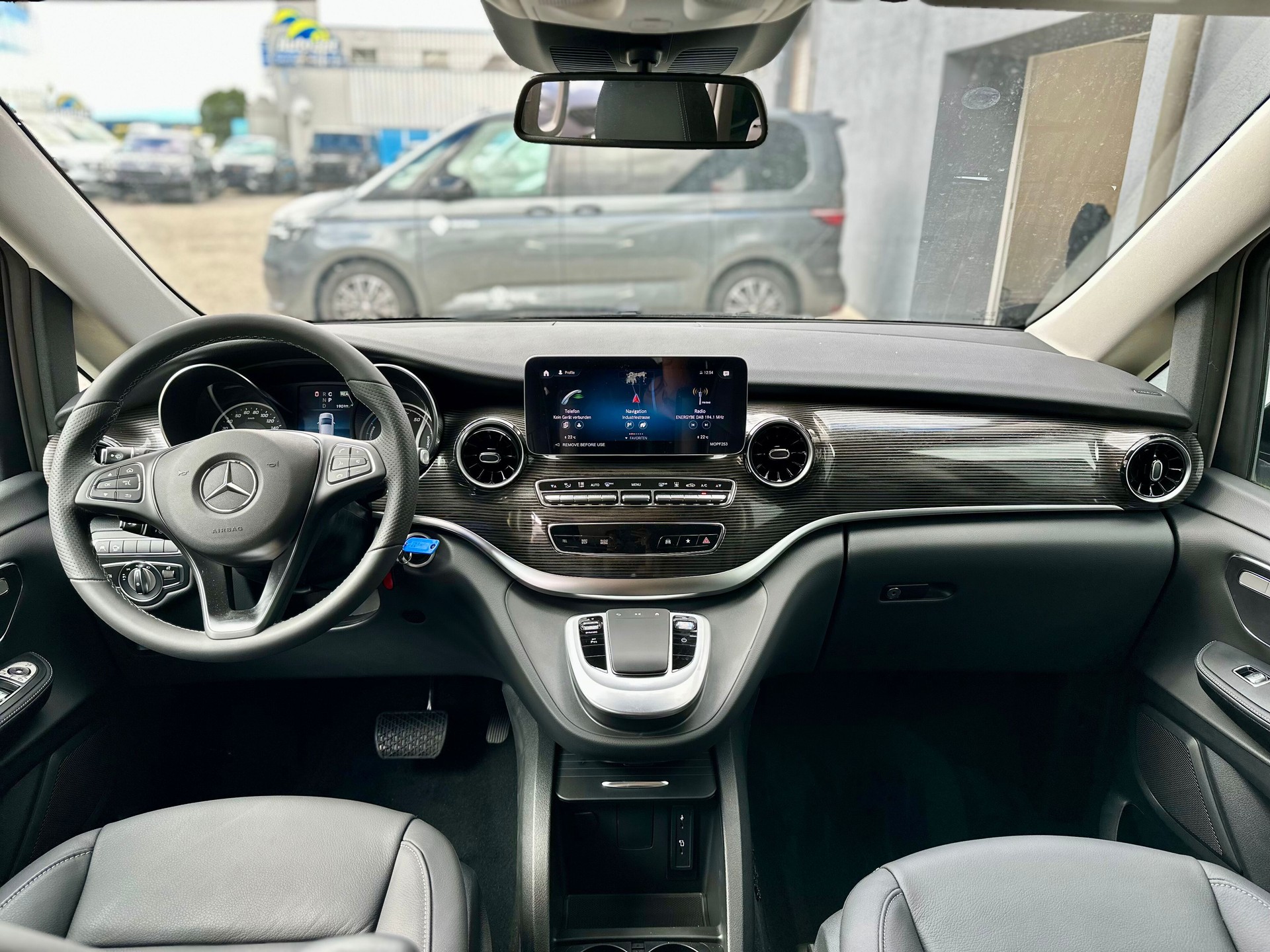 MERCEDES-BENZ EQV 300 lang-image-6