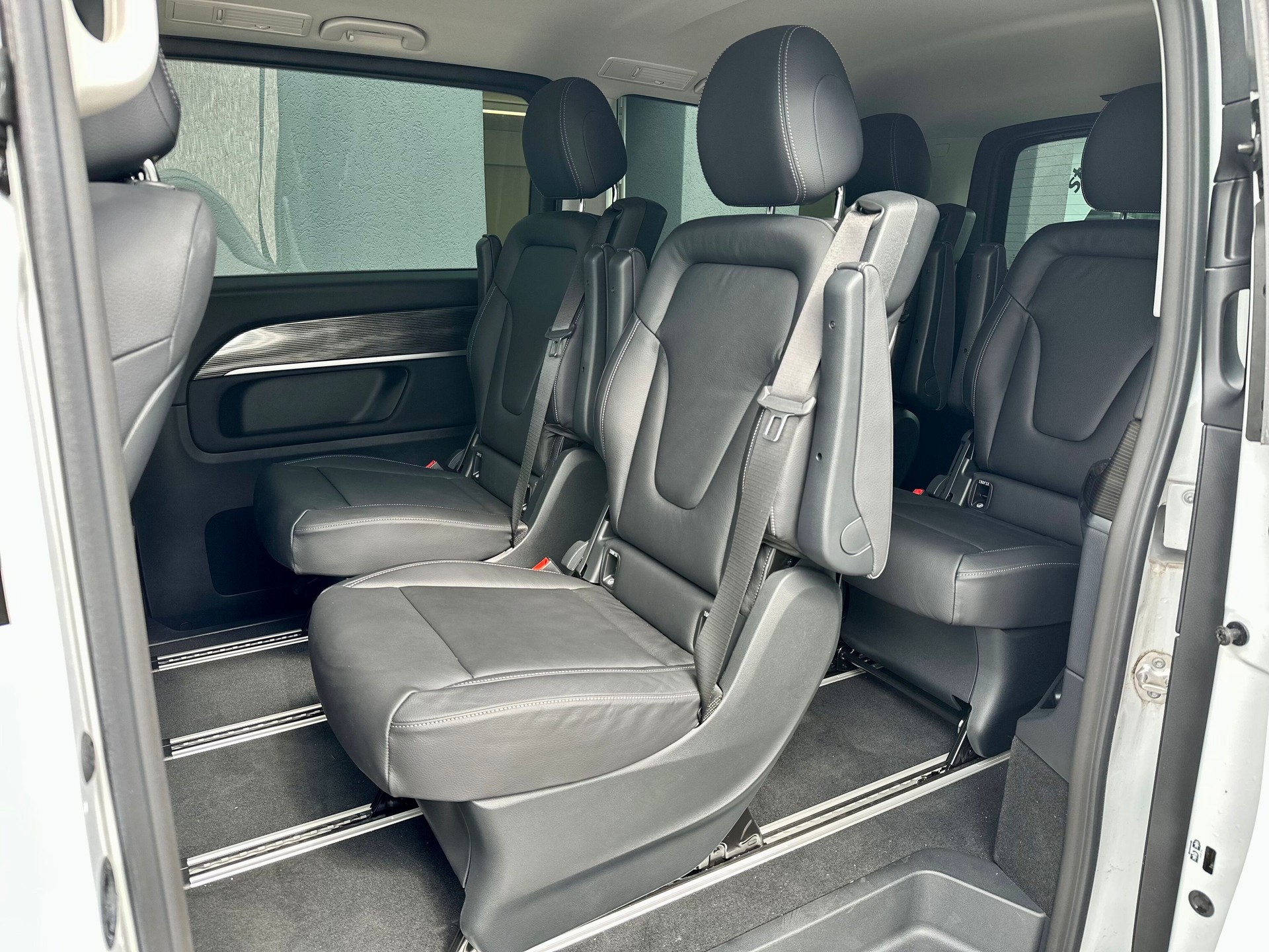MERCEDES-BENZ EQV 300 lang-image-8