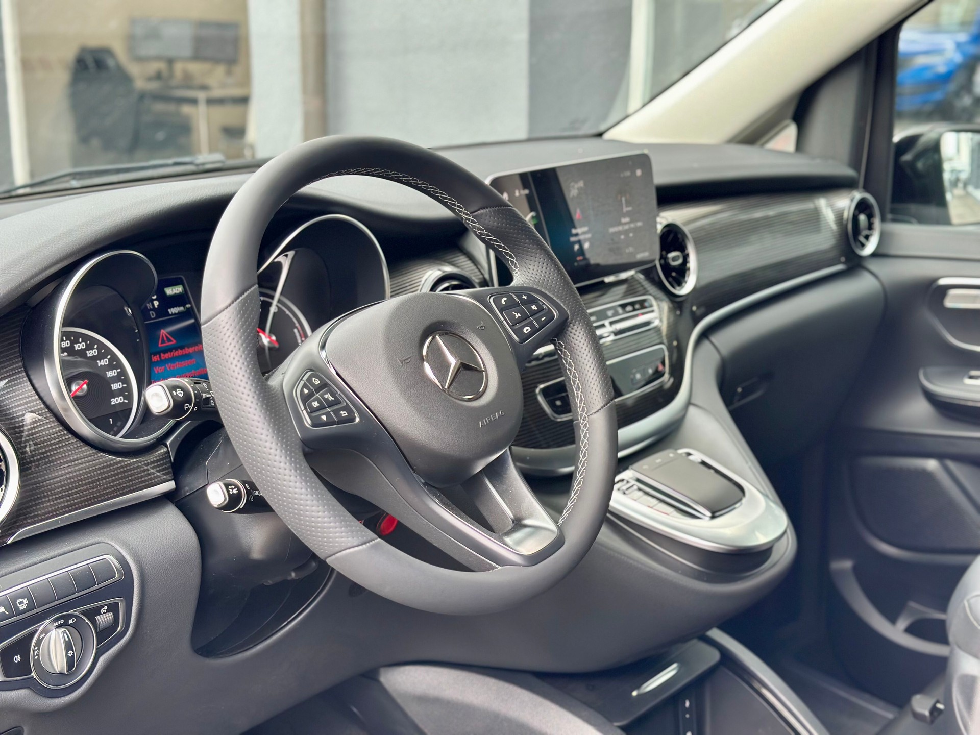 MERCEDES-BENZ EQV 300 lang-image-5