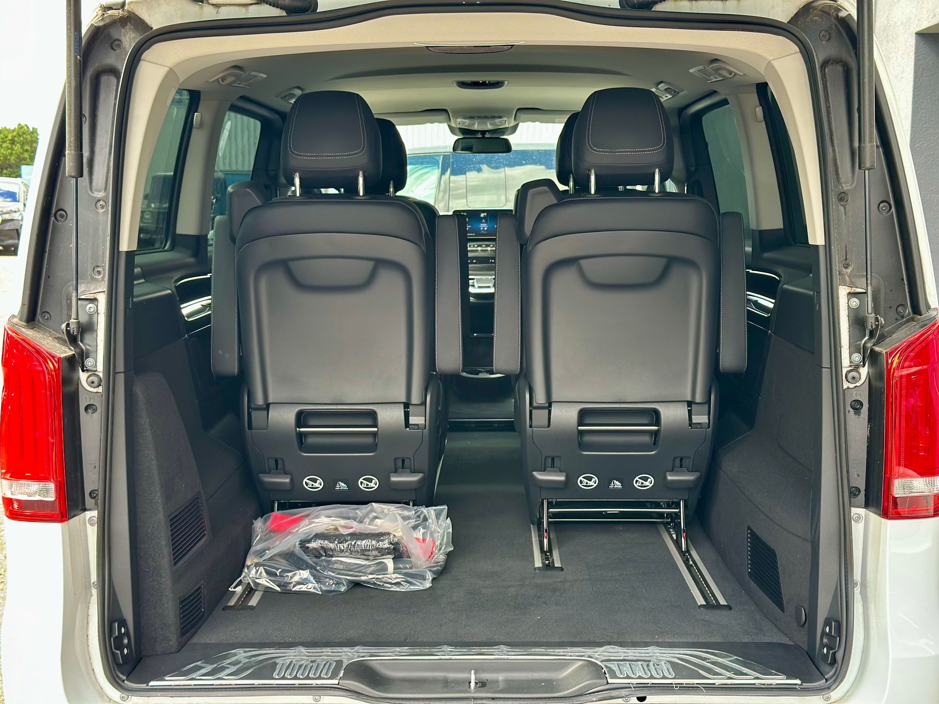 MERCEDES-BENZ EQV 300 lang-image-9