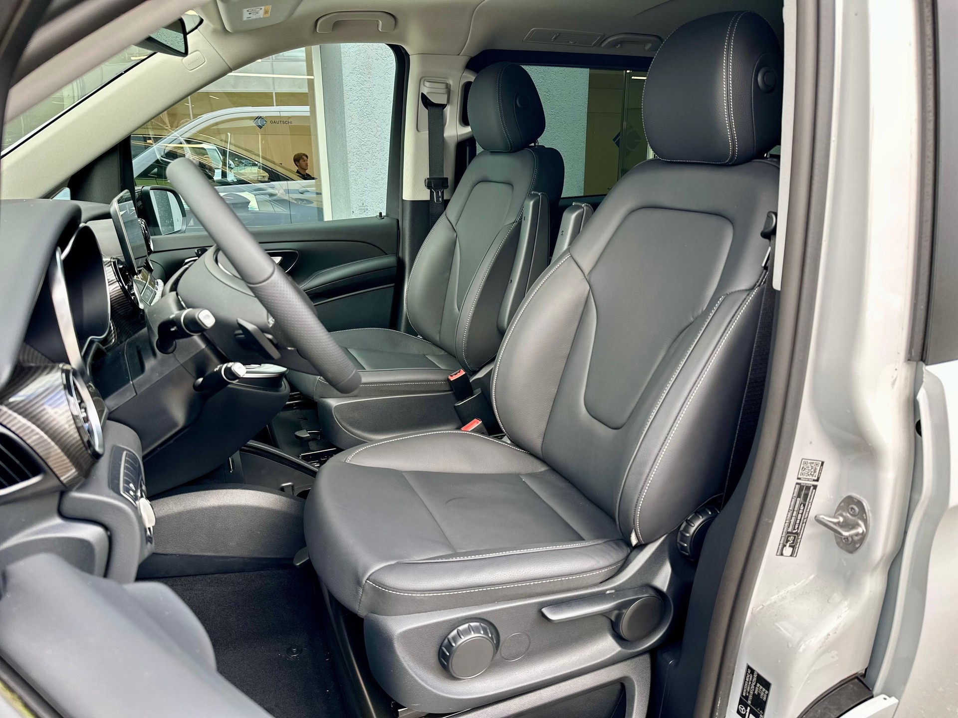 MERCEDES-BENZ EQV 300 lang-image-4