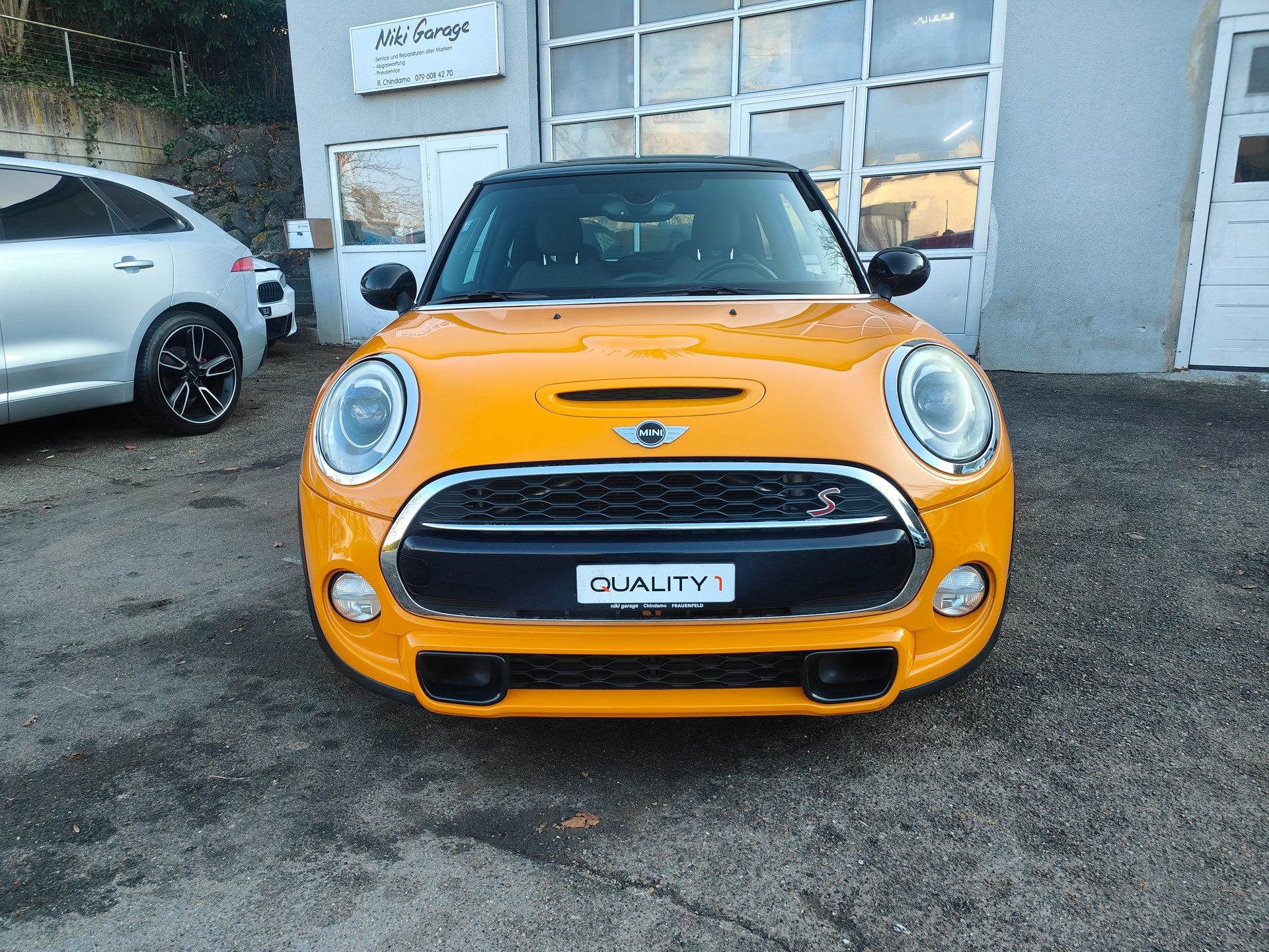 MINI Cooper S-showroom-element-1