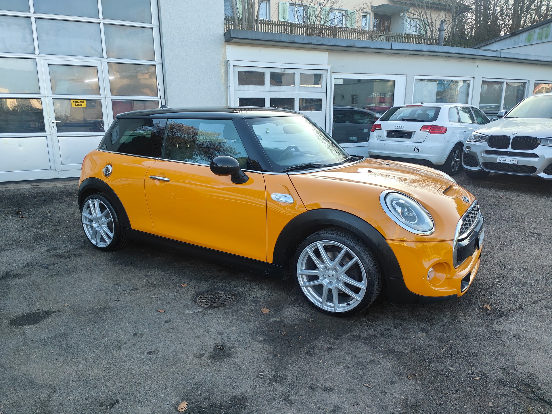 MINI Cooper S-showroom-element-2