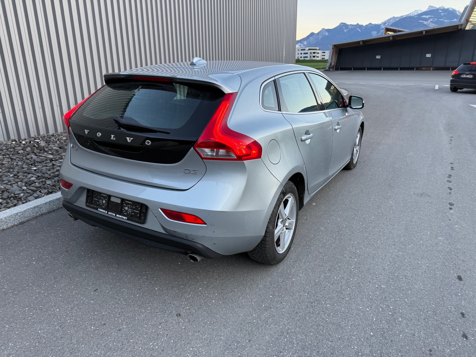 VOLVO V40 D3 Momentum Geartronic-image-5