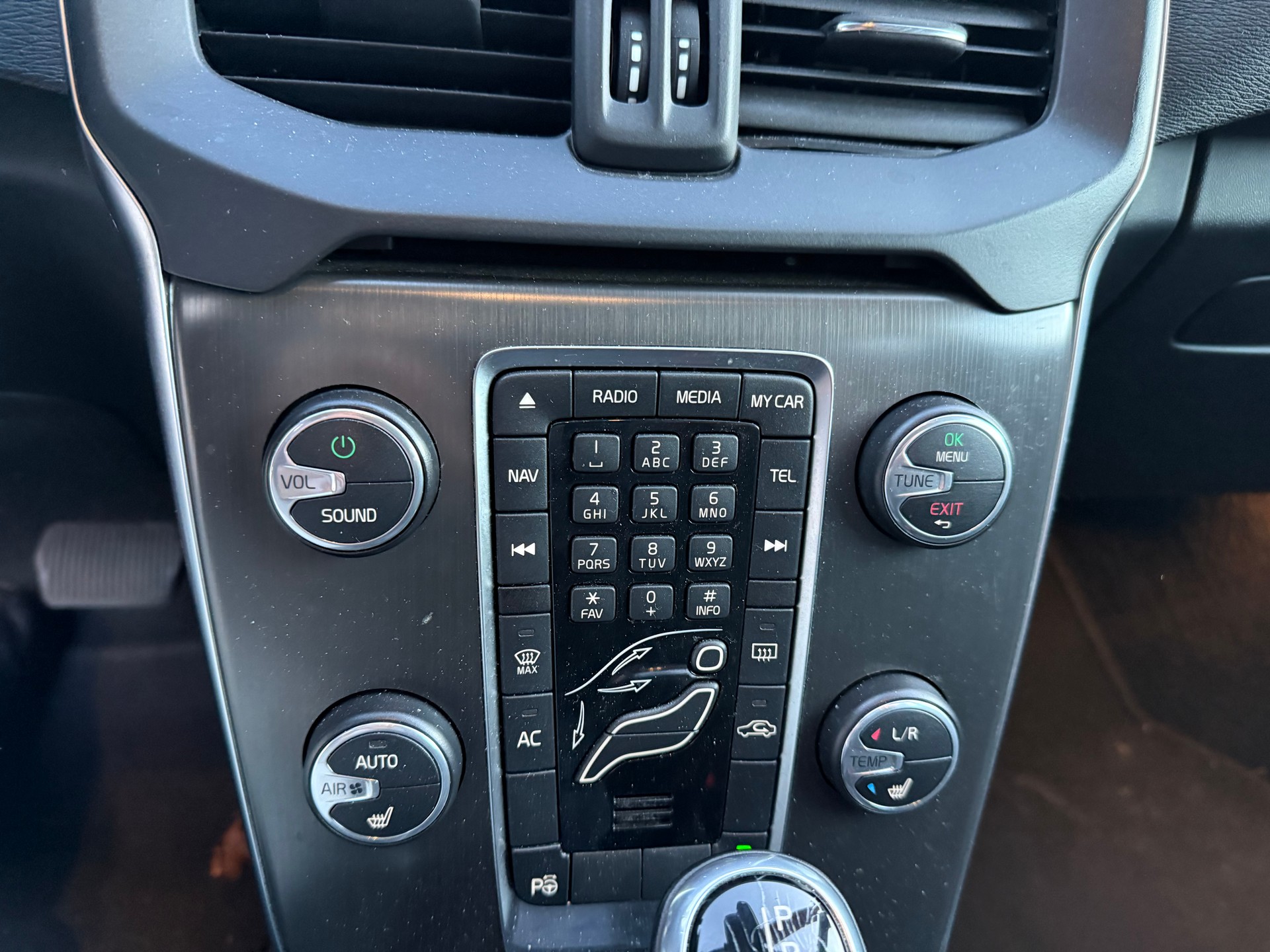 VOLVO V40 D3 Momentum Geartronic-image-19