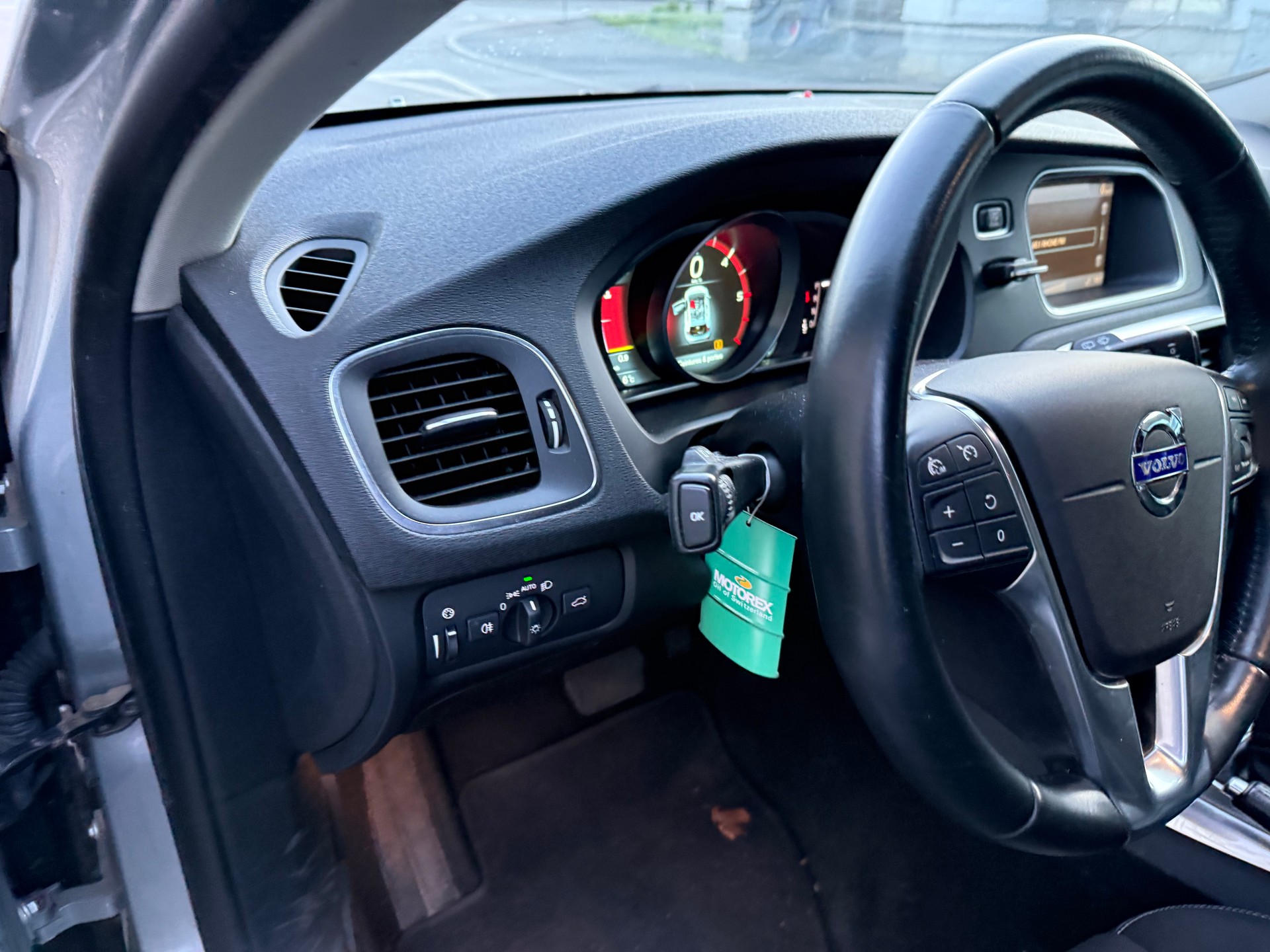 VOLVO V40 D3 Momentum Geartronic-image-17