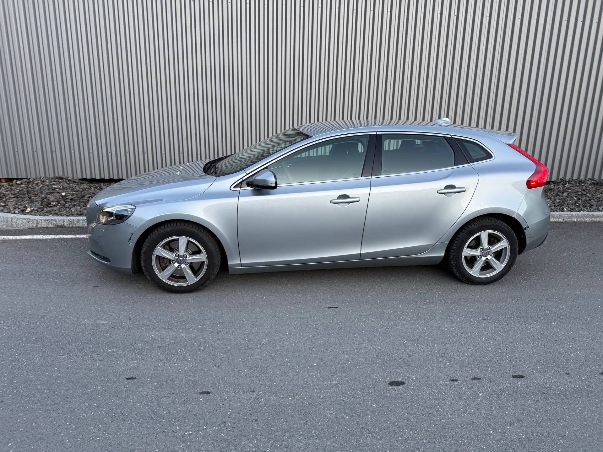 VOLVO V40 D3 Momentum Geartronic-showroom-element-1