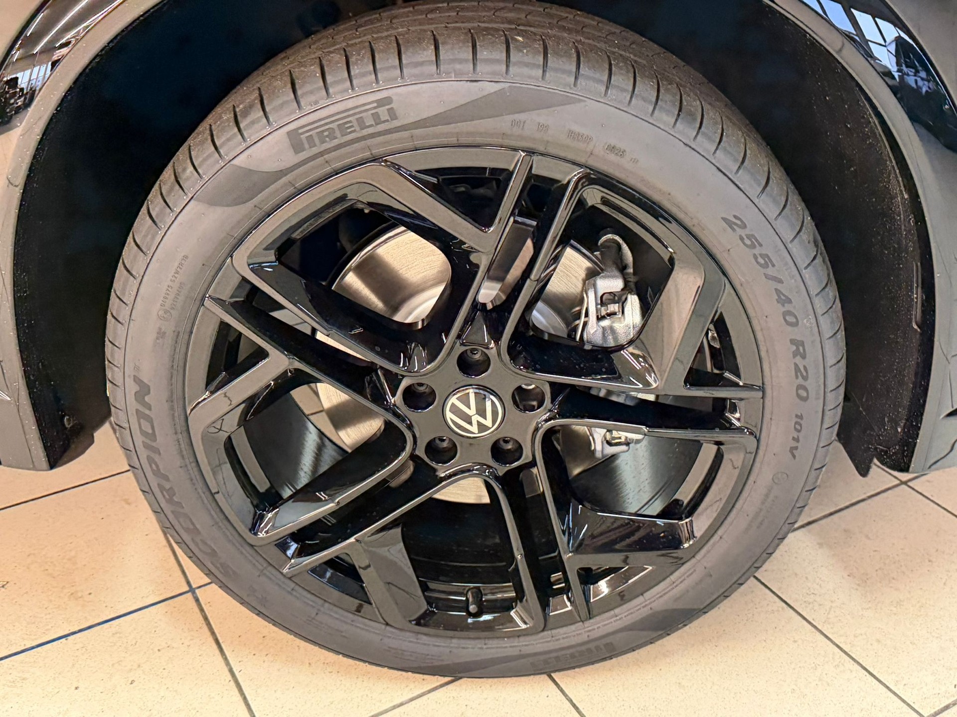 VW Tiguan 2.0 TDI SCR R-Line 4Motion DSG-image-4