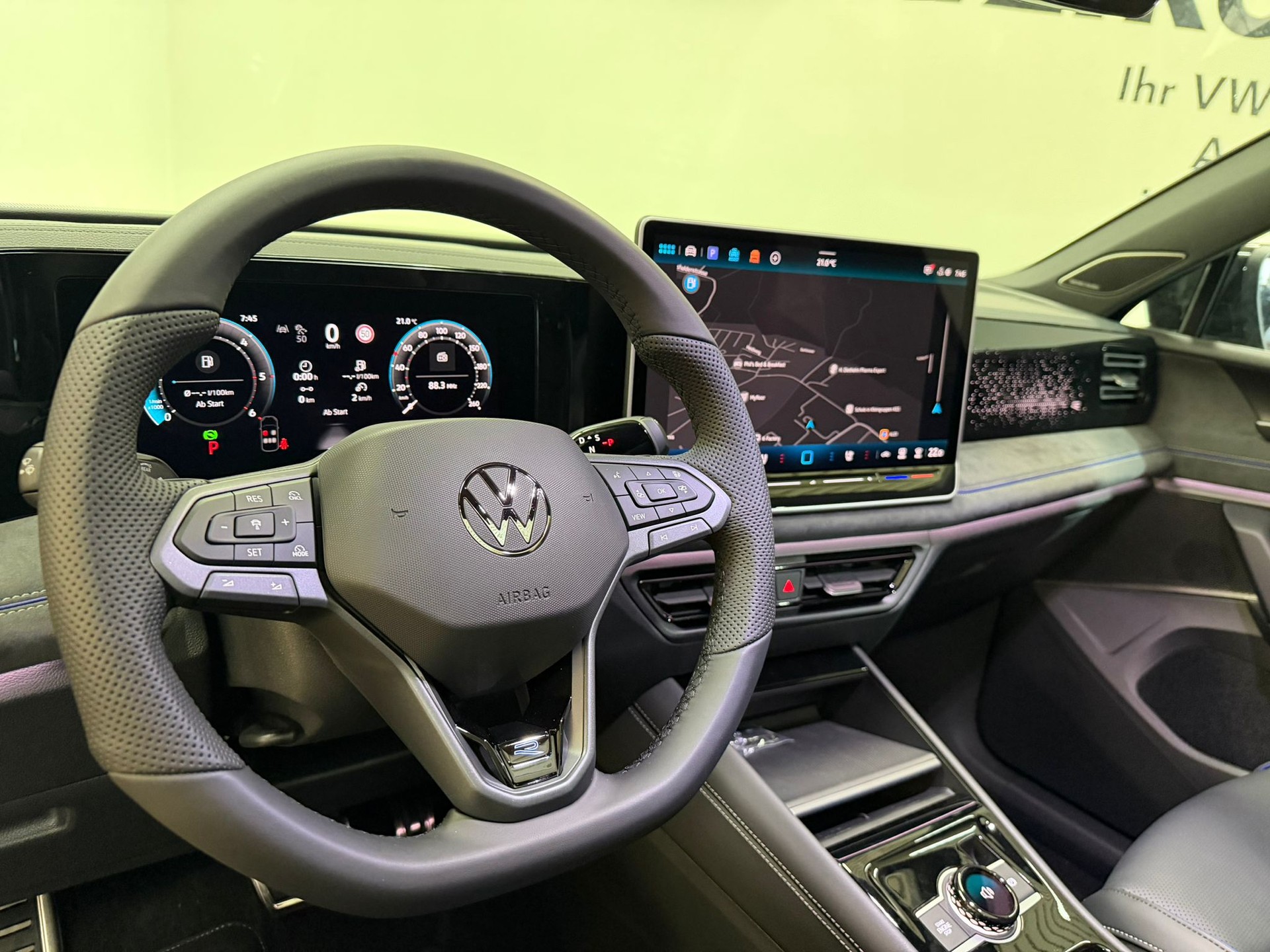 VW Tiguan 2.0 TDI SCR R-Line 4Motion DSG-image-5