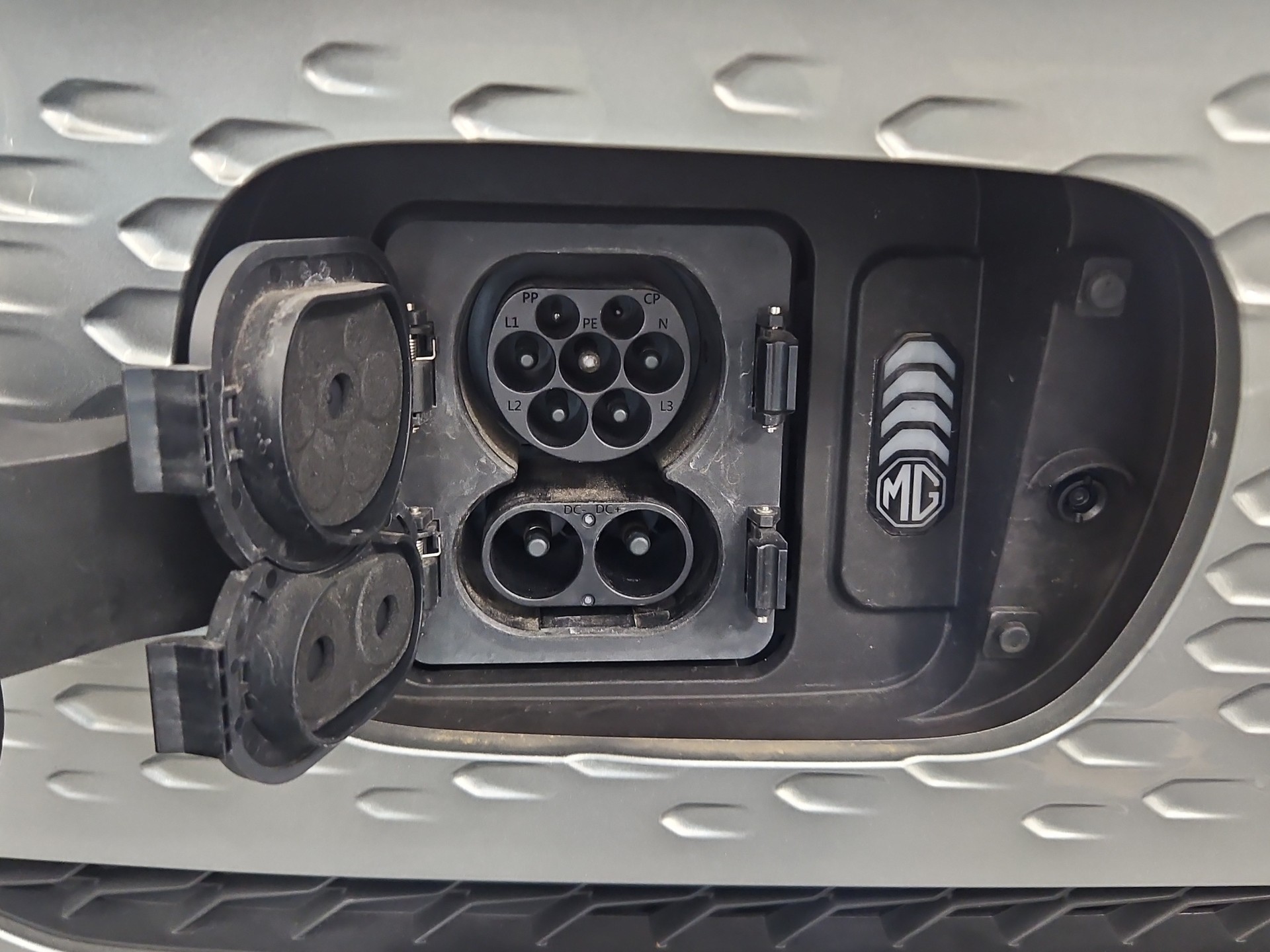 MG ZS EV 70kWh Luxury-image-18