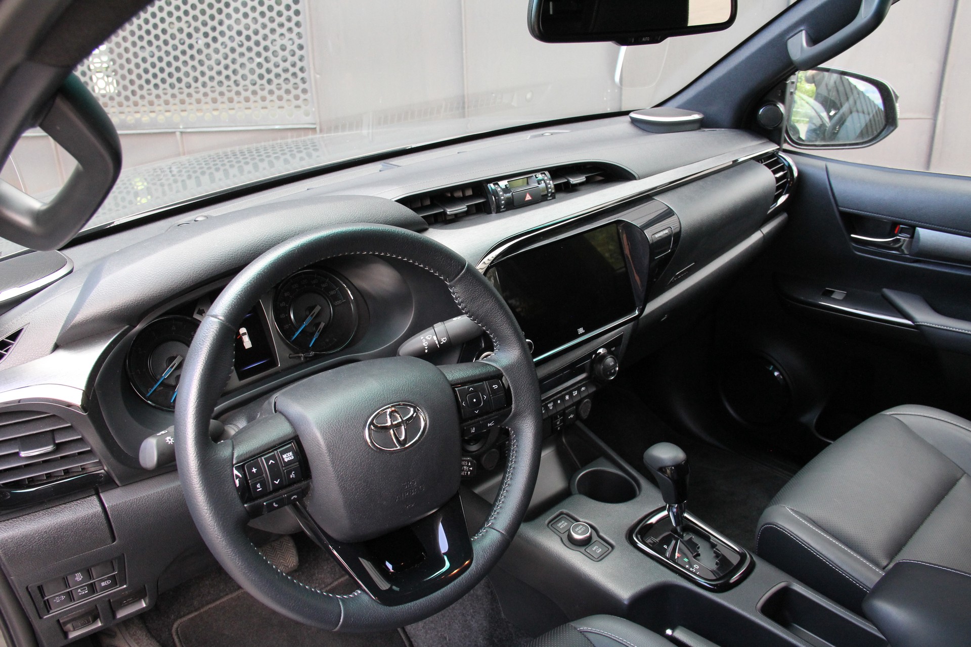 TOYOTA Hilux 2.8d MHEV Invincible Double Cab 4x4 *3500Kg-ANHÄNGEKUPPLUNG* *360°-KAMERA* *LEDER* *JBL-SOUND* 4xSITZHEIZUNG-image-7