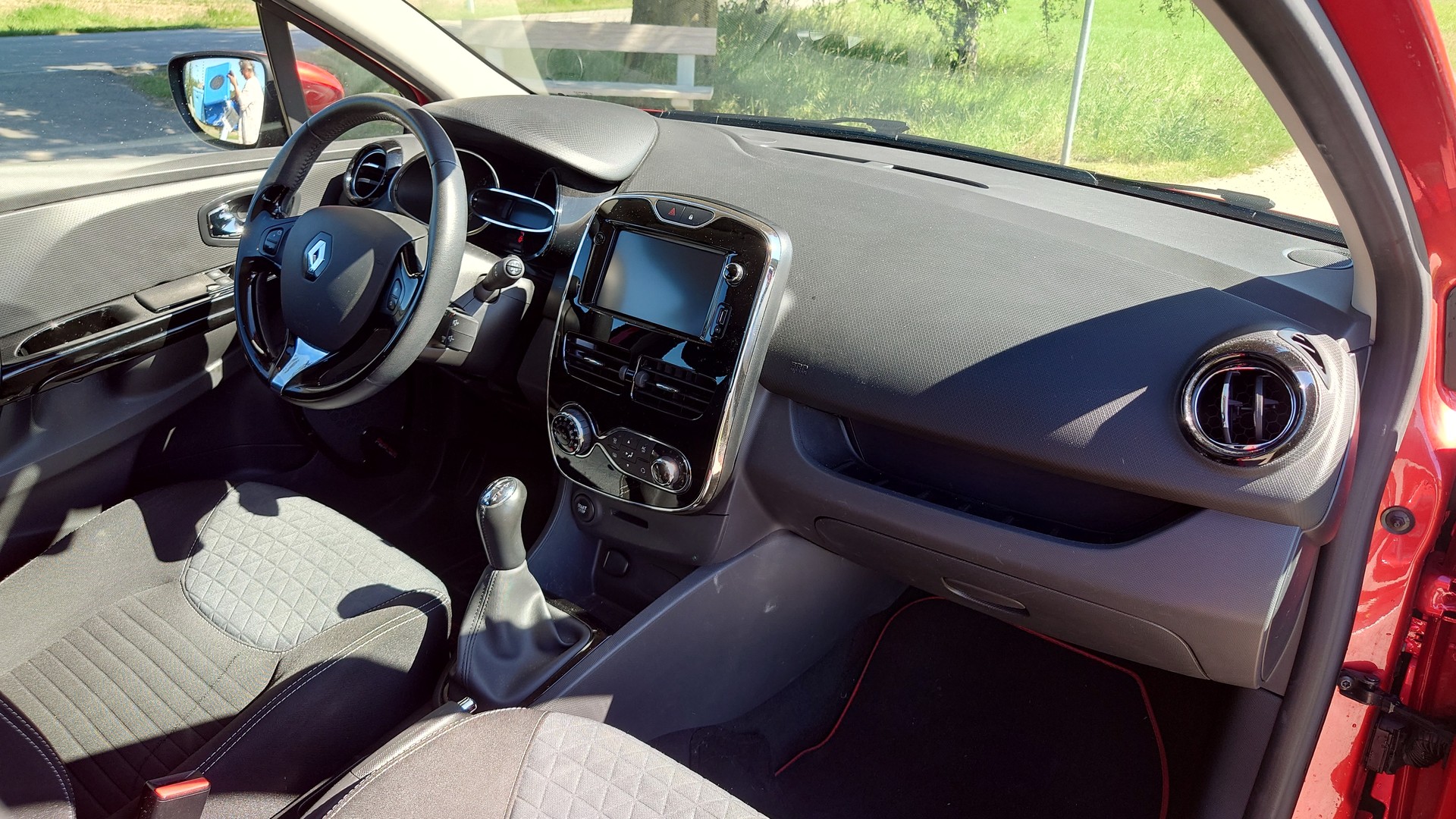 RENAULT Clio 1.5 dCi Swiss Edition-image-8