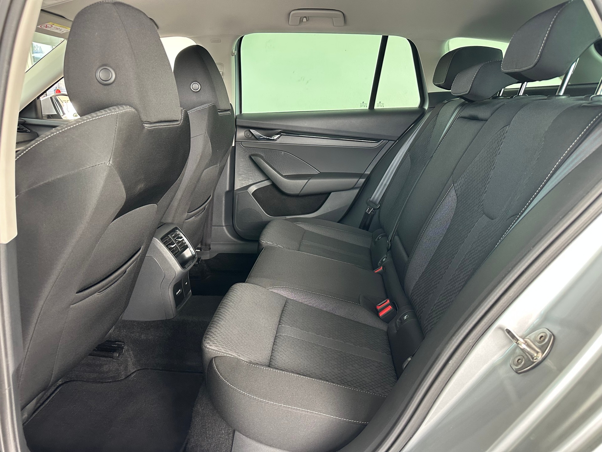 SKODA Octavia Combi 2.0 TDI DSG Style-image-9