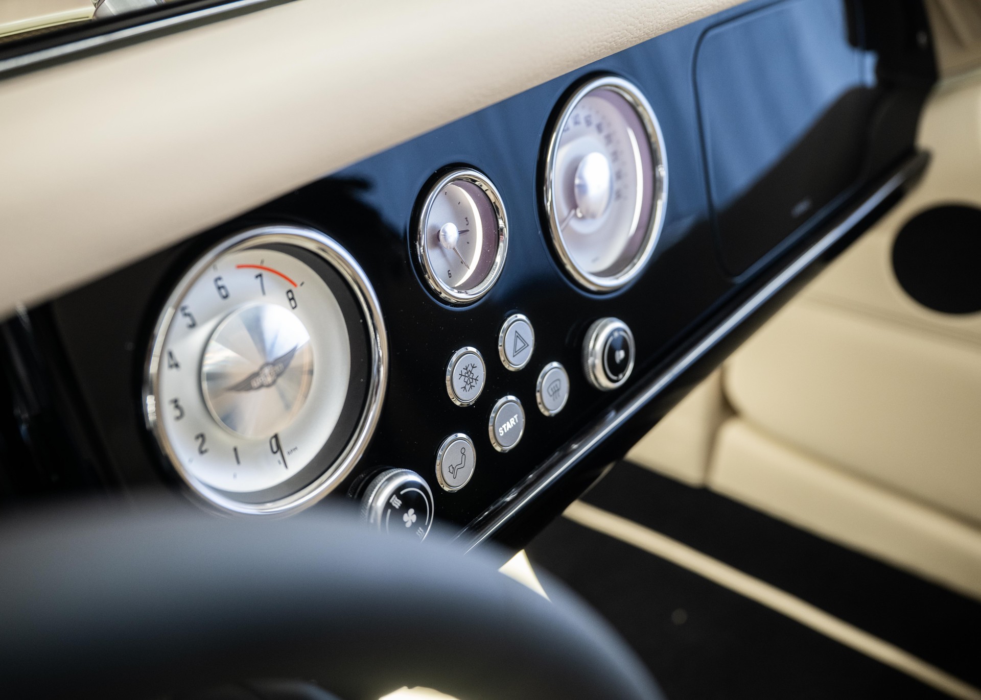 MORGAN Plus Four 2.0 Automatic (Swiss new car, Two-tone Morgan paint, 30-month factory warranty)-image-29