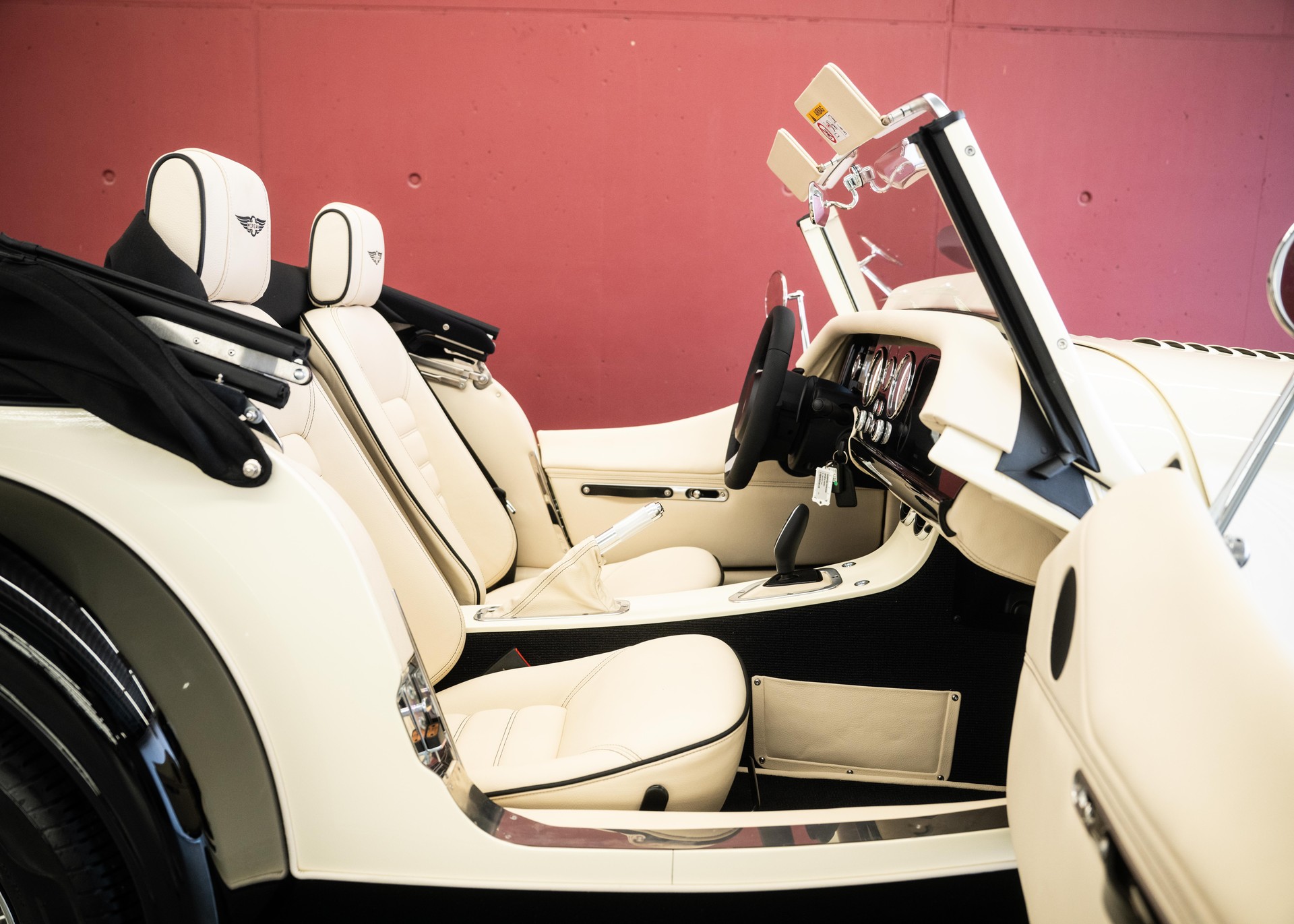 MORGAN Plus Four 2.0 Automatic (Swiss new car, Two-tone Morgan paint, 30-month factory warranty)-image-22