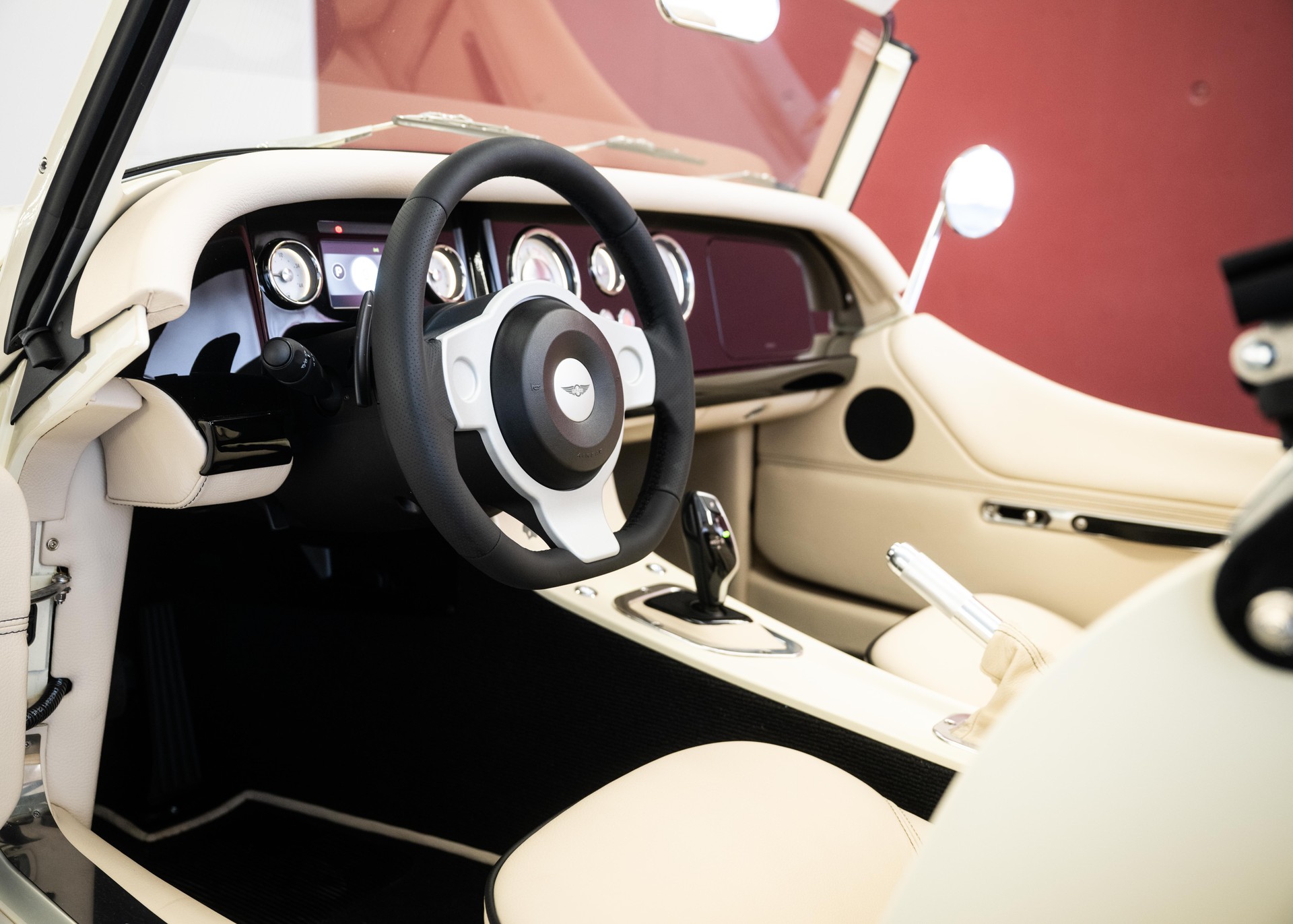 MORGAN Plus Four 2.0 Automatic (Swiss new car, Two-tone Morgan paint, 30-month factory warranty)-image-19