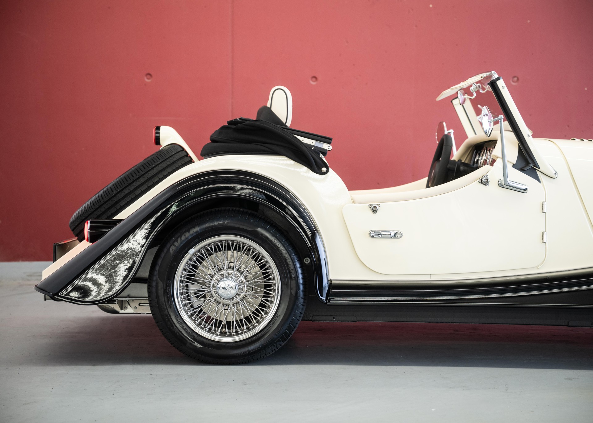 MORGAN Plus Four 2.0 Automatic (Swiss new car, Two-tone Morgan paint, 30-month factory warranty)-image-8