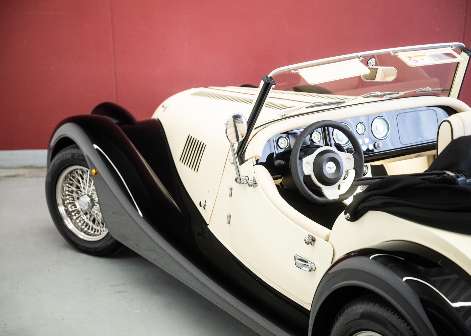 MORGAN Plus Four 2.0 Automatic (Swiss new car, Two-tone Morgan paint, 30-month factory warranty)-image-12