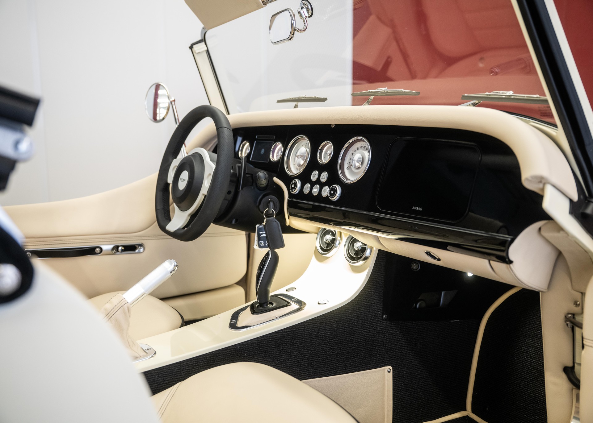 MORGAN Plus Four 2.0 Automatic (Swiss new car, Two-tone Morgan paint, 30-month factory warranty)-image-21
