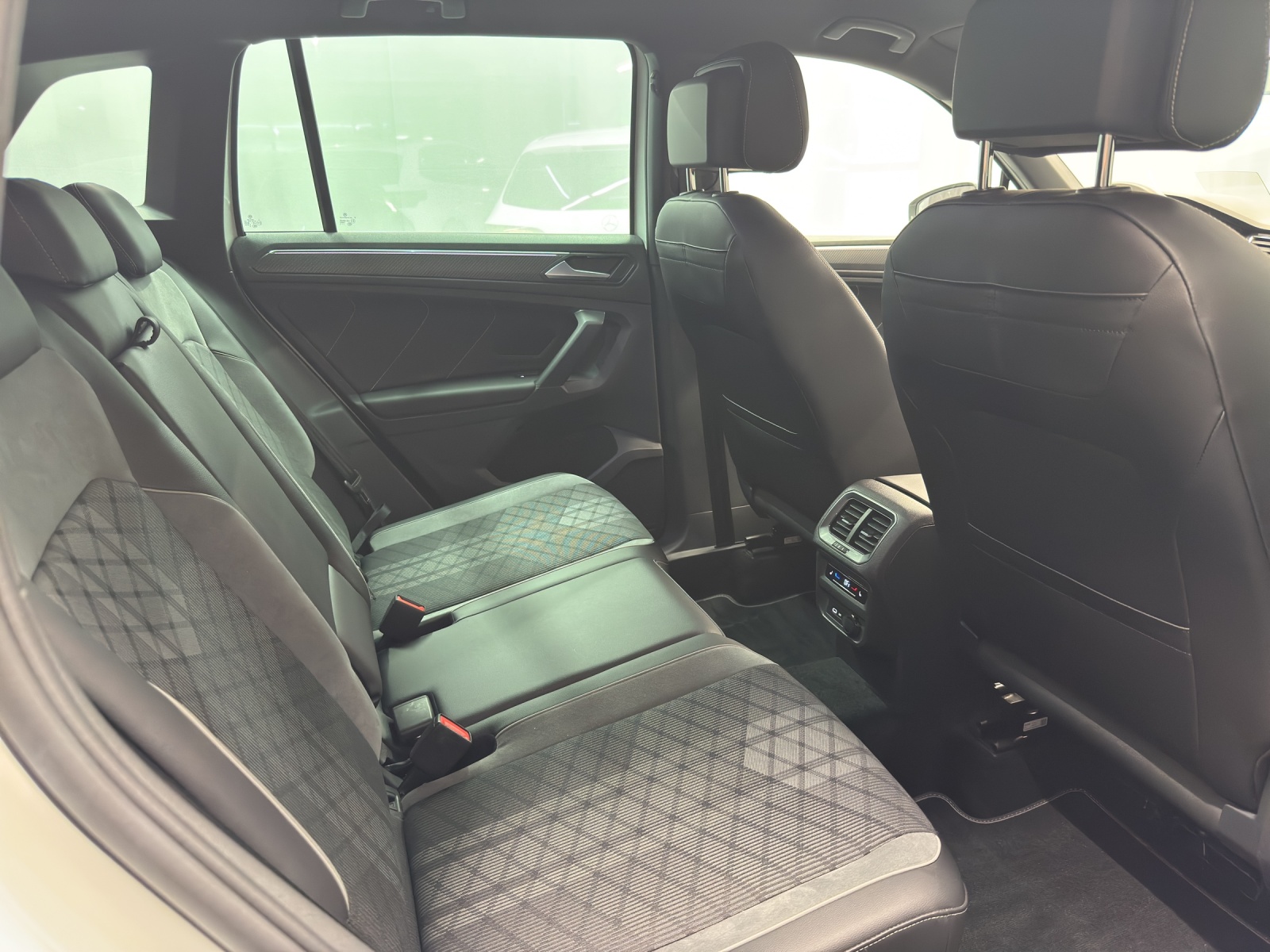 VW Tiguan 2.0 TDI SCR R-Line DSG-image-9