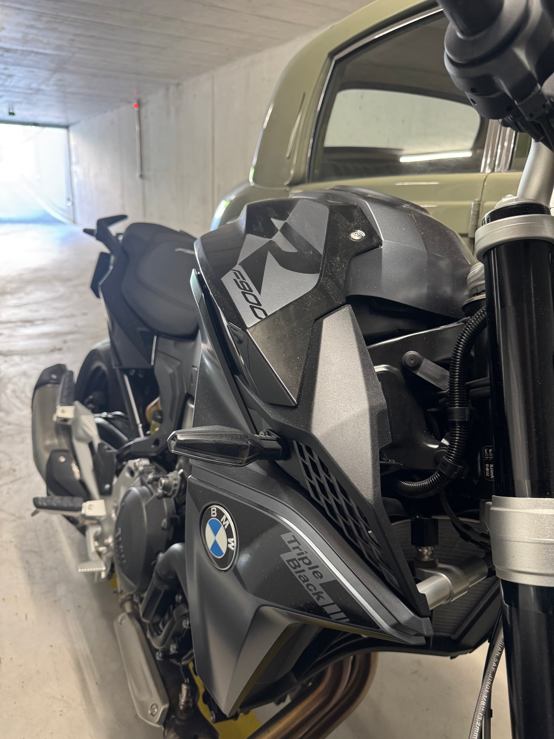 BMW F 900 R Triple Black ABS-image-3