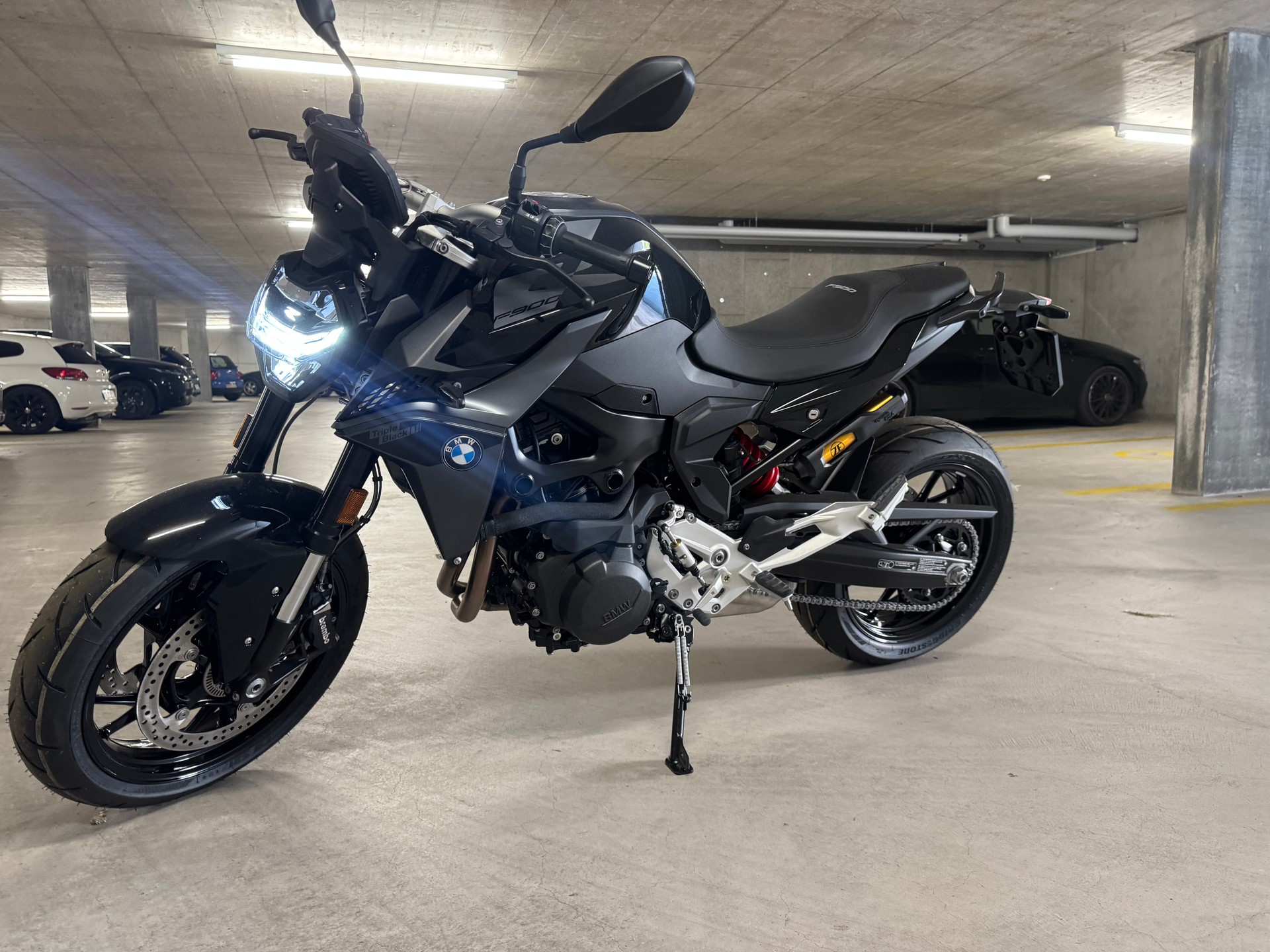 BMW F 900 R Triple Black ABS-image-2