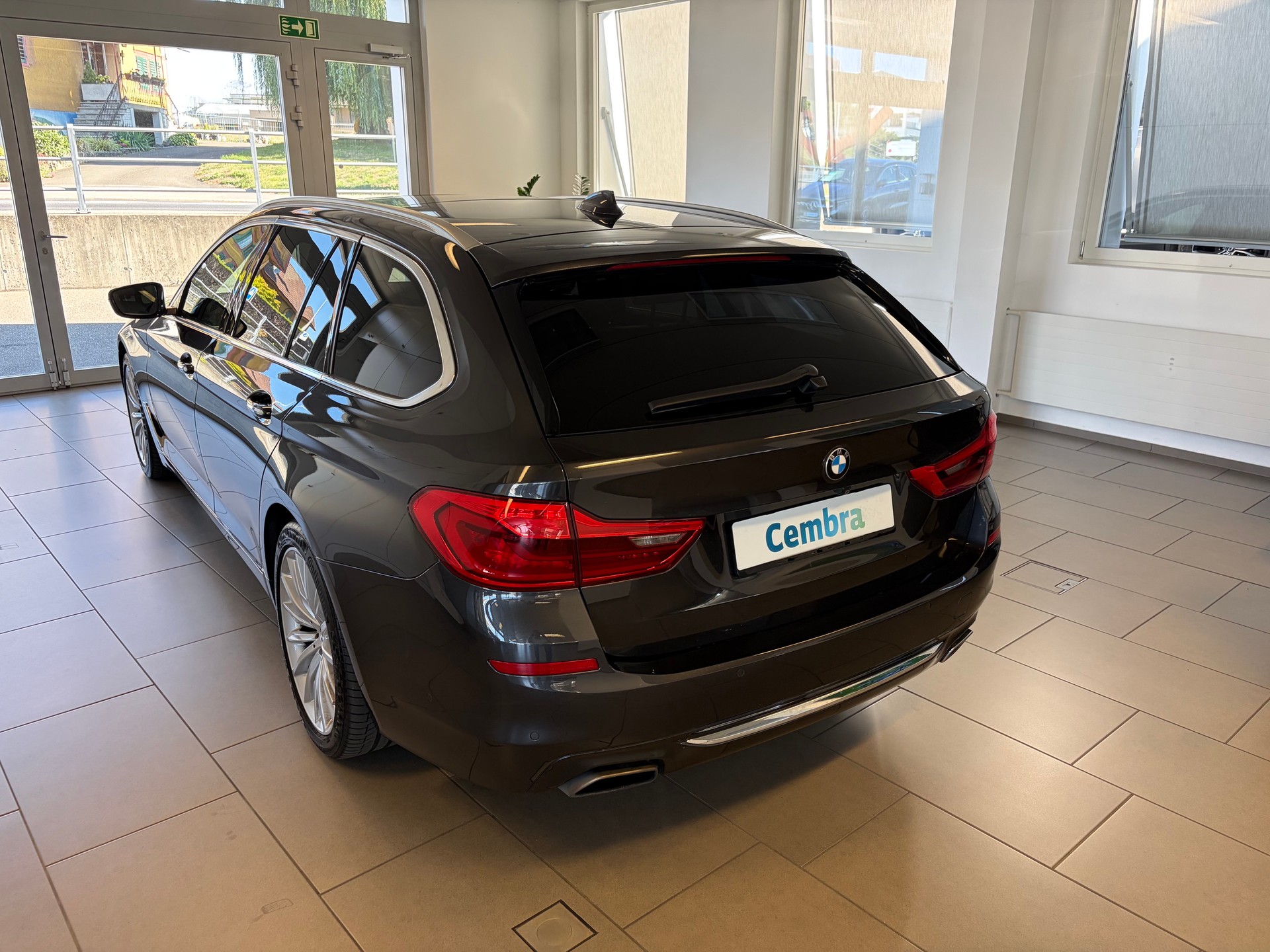 BMW 540i xDrive Touring Luxury Line Steptronic-showroom-element-3