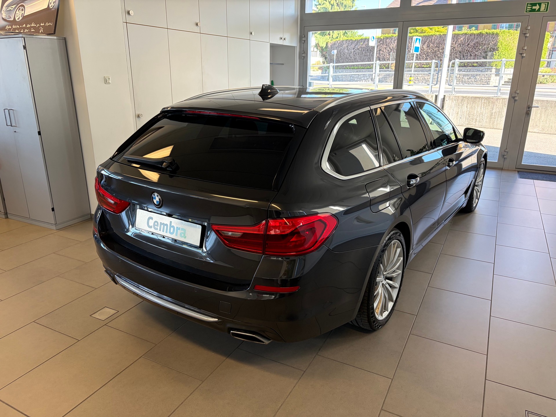 BMW 540i xDrive Touring Luxury Line Steptronic-showroom-element-2