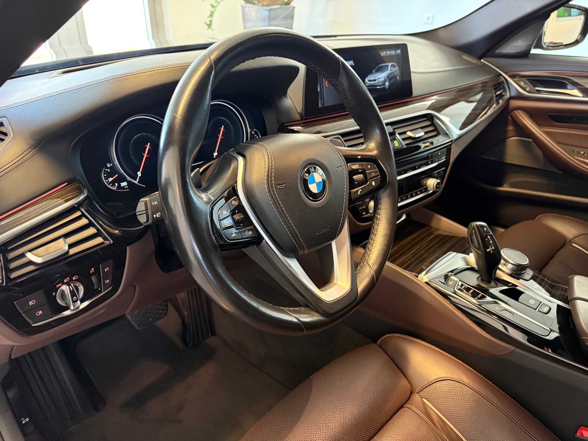 BMW 540i xDrive Touring Luxury Line Steptronic-image-5